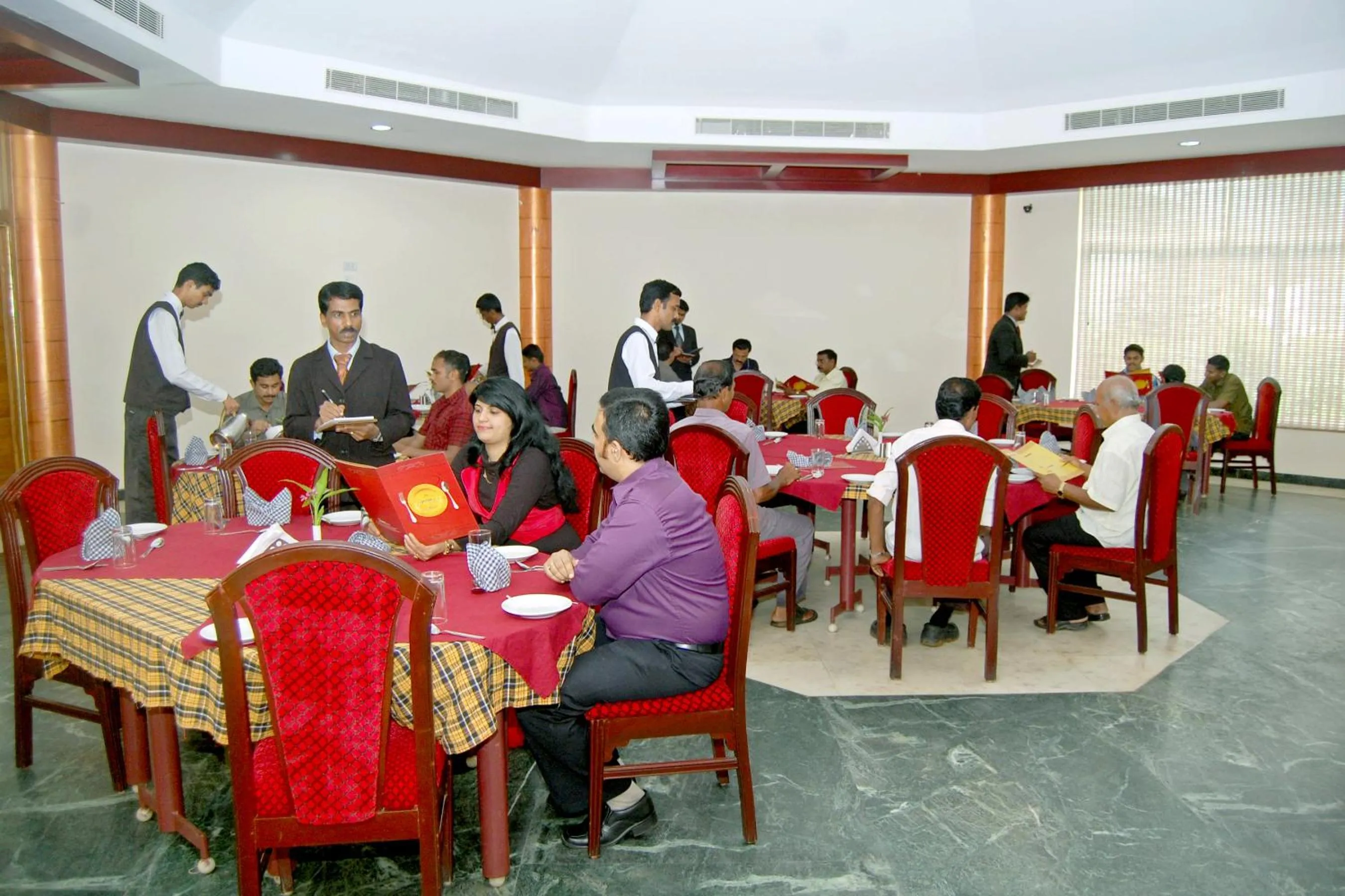 Restaurant/places to eat in Hotel KPM Tripenta