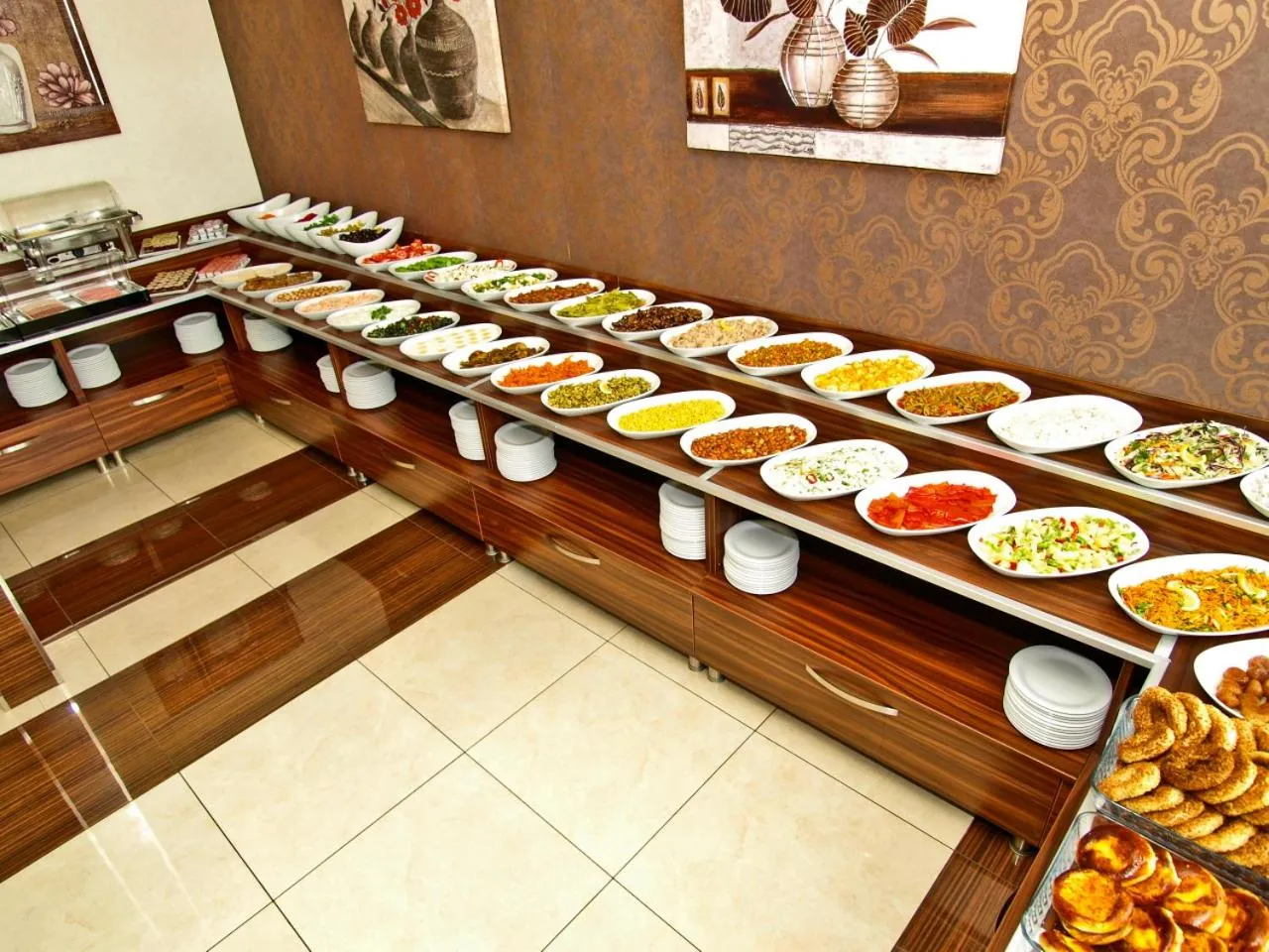 Restaurant/places to eat in Gold Hotel