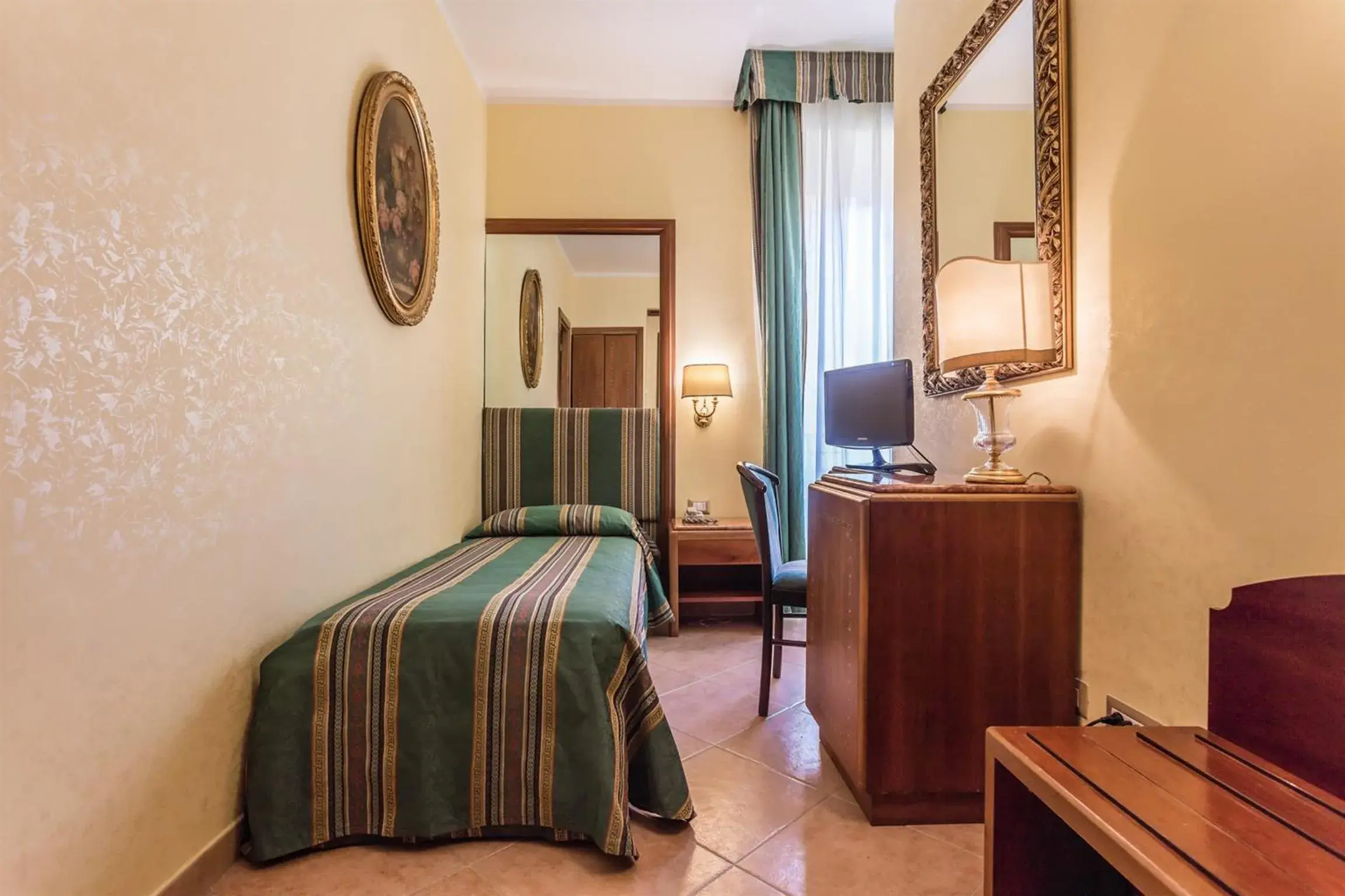 Single Room in Raeli Hotel Lazio Single Room in Raeli Hotel Lazio