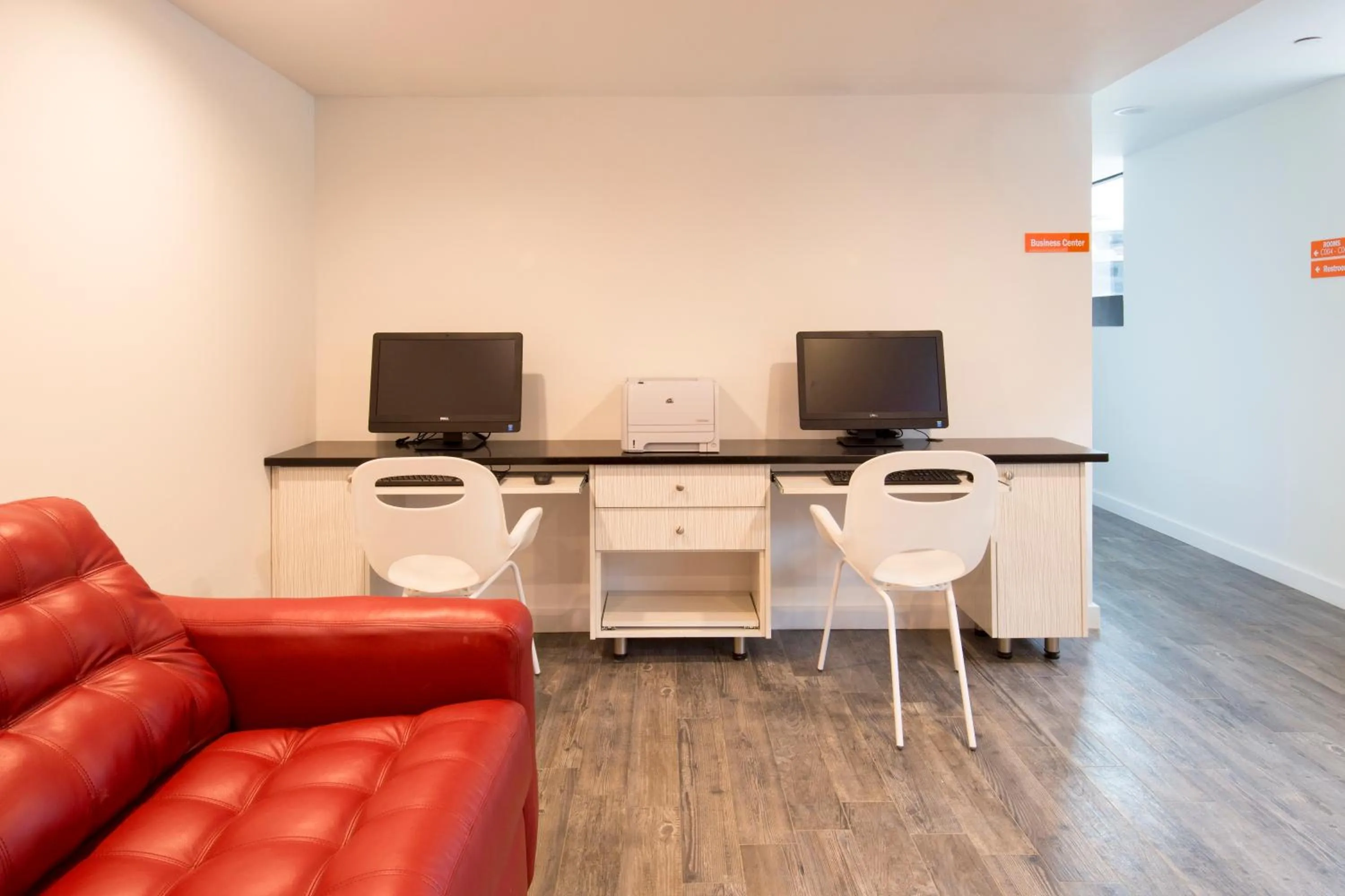 Communal lounge/ TV room in Bklyn House Hotel New York Brooklyn