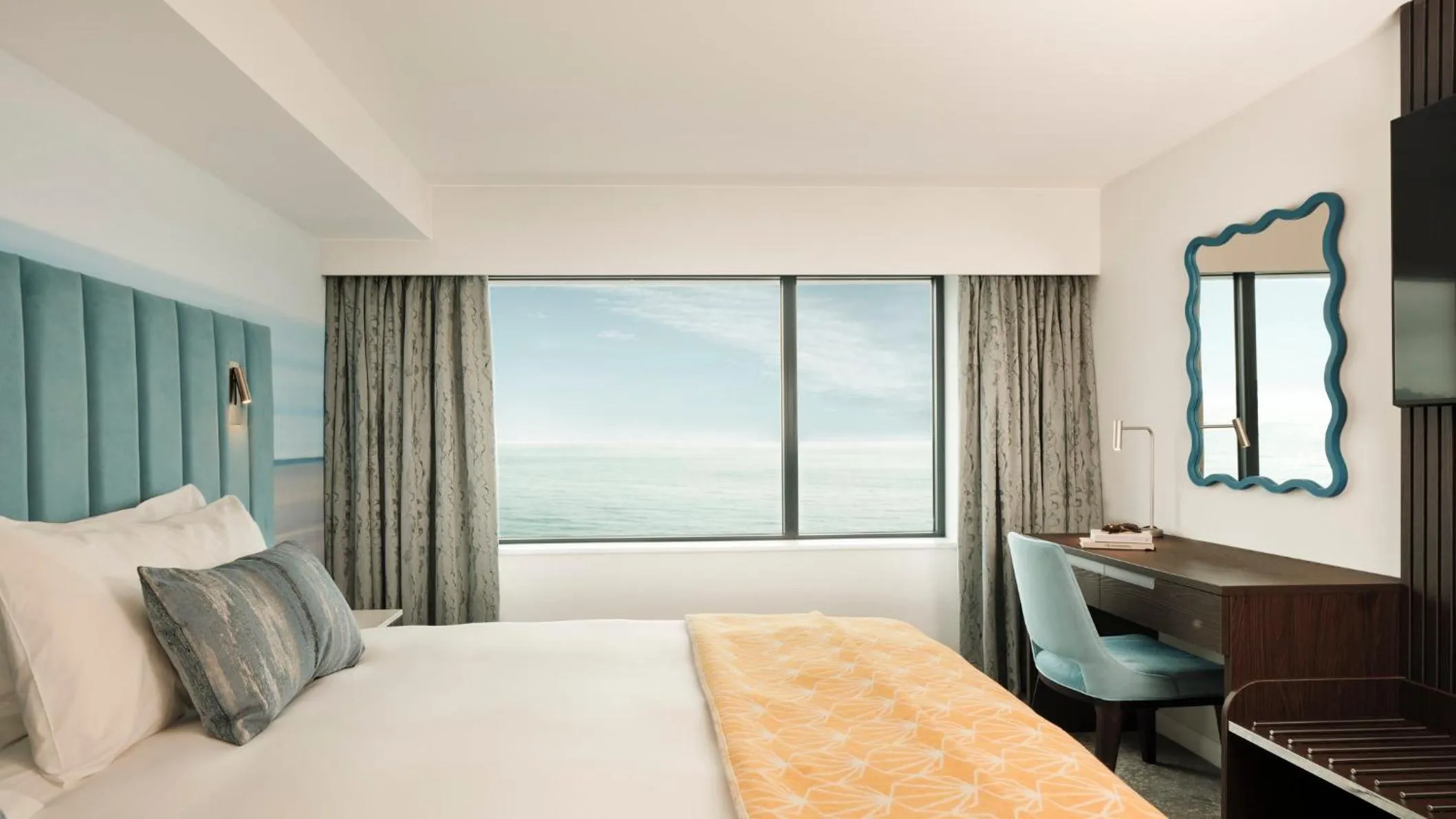 Photo of the whole room, Bed in Hotel Indigo Torquay, By IHG