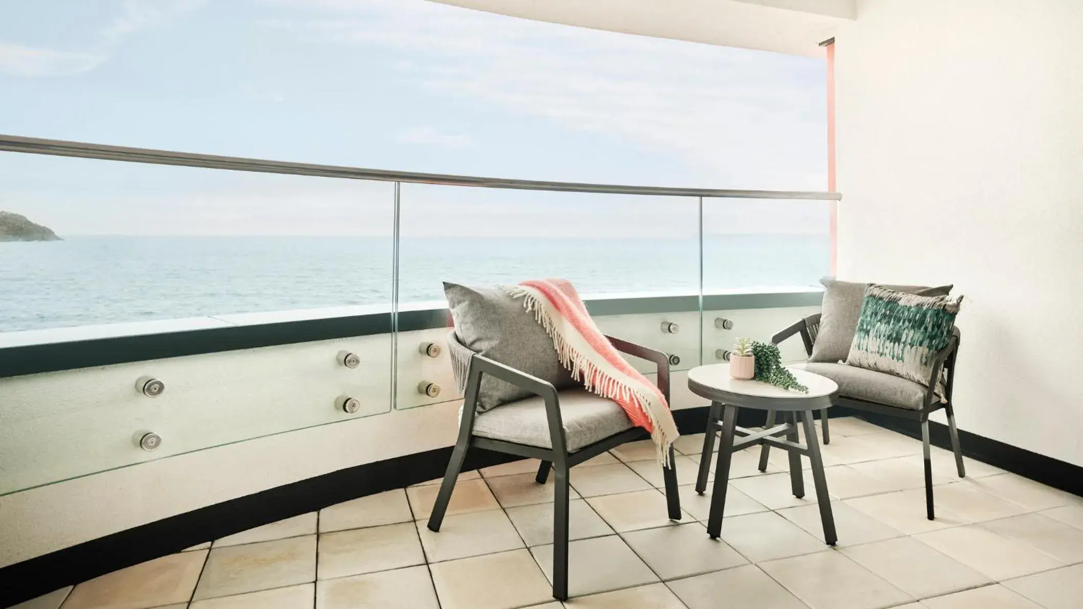 Premium King Room with Balcony and Sea View in Hotel Indigo Torquay, By IHG Premium King Room with Balcony and Sea View in Hotel Indigo Torquay, By IHG