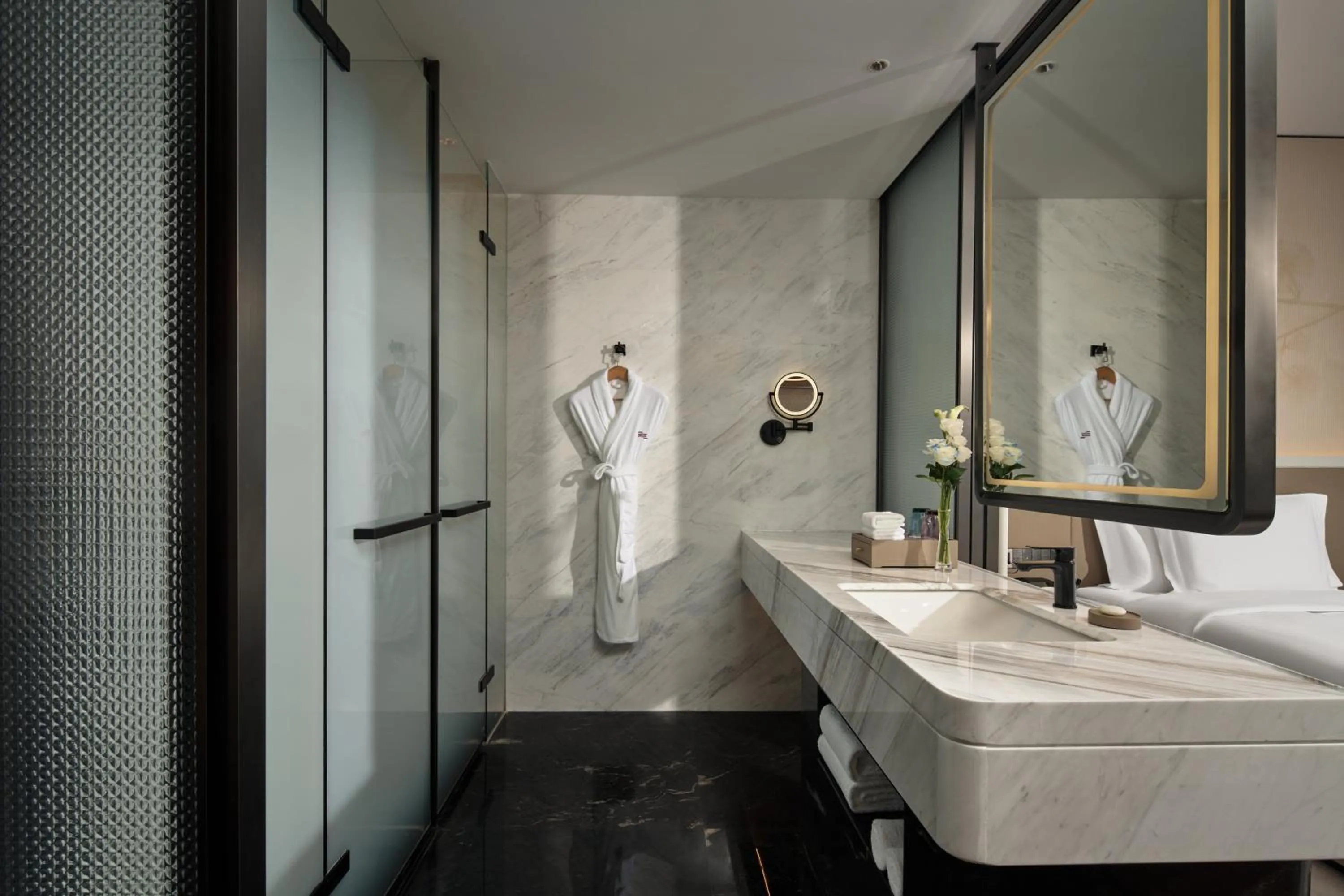 Bathroom, Bed in Crowne Plaza Taixing