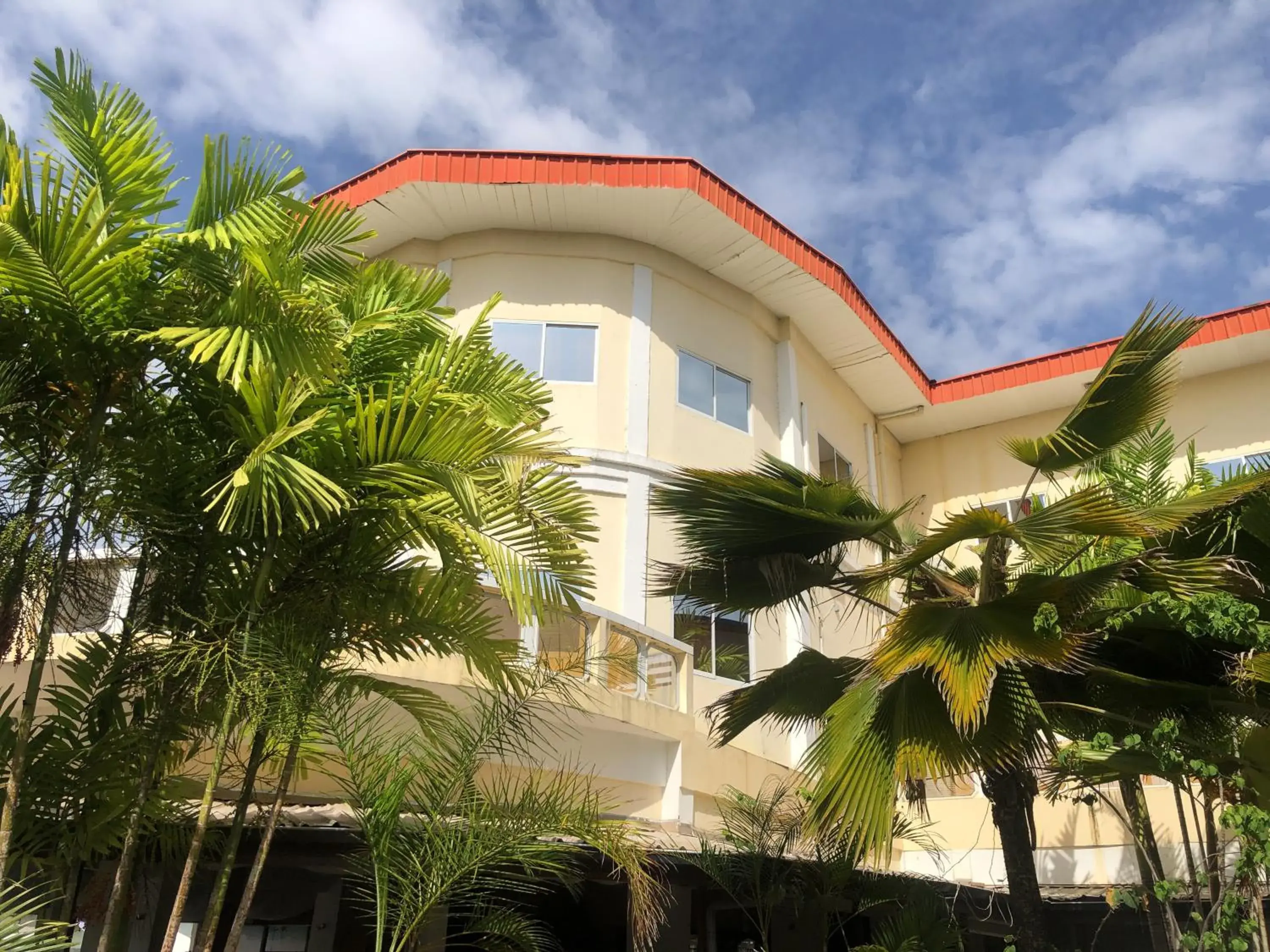 Three-Bedroom House in Hotel Bar Restaurant Emergency 911 STO LK GROUP Three-Bedroom House in Hotel Bar Restaurant Emergency 911 STO LK GROUP