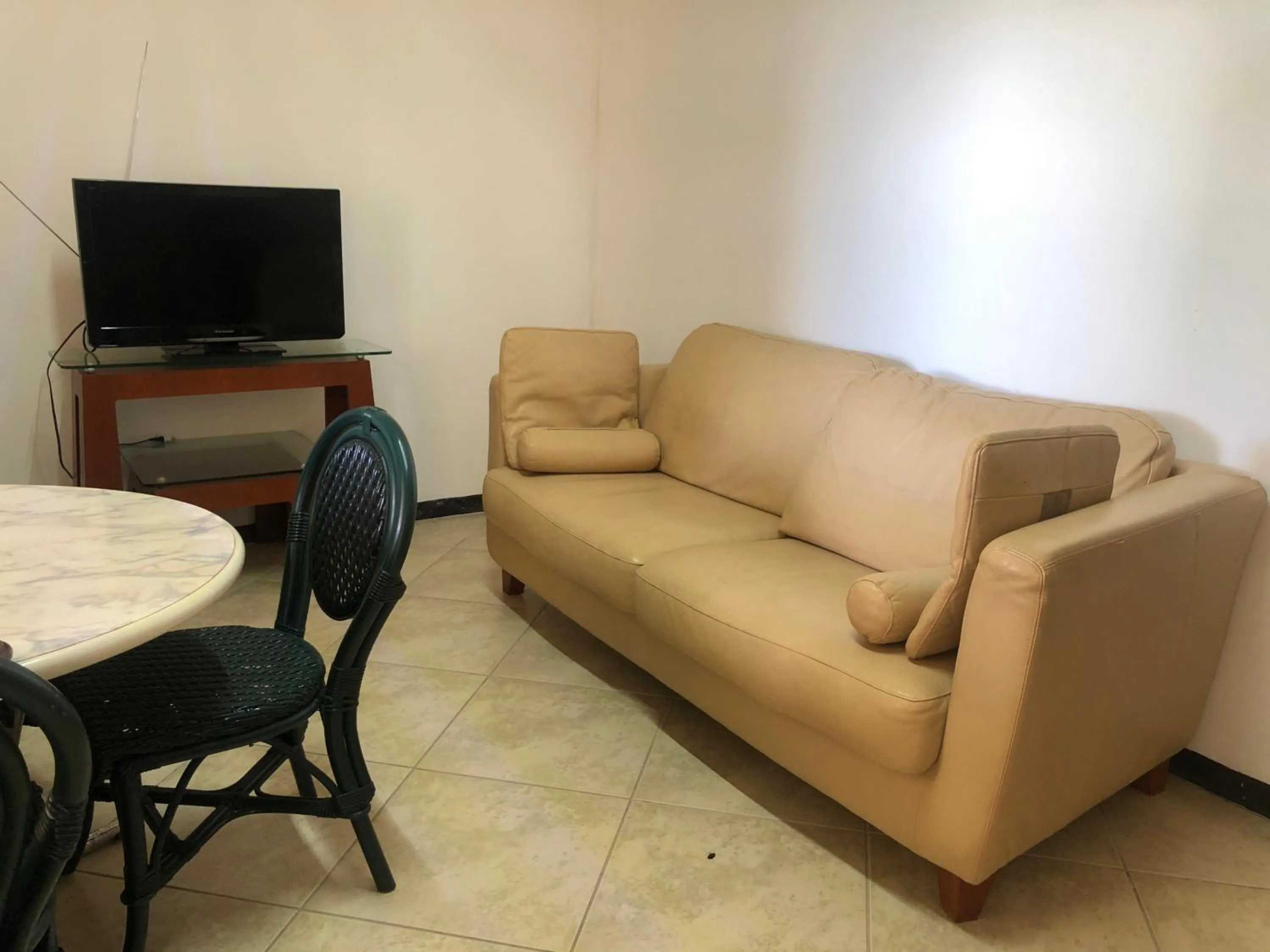 Living room in Hotel Bar Restaurant Emergency 911 STO LK GROUP