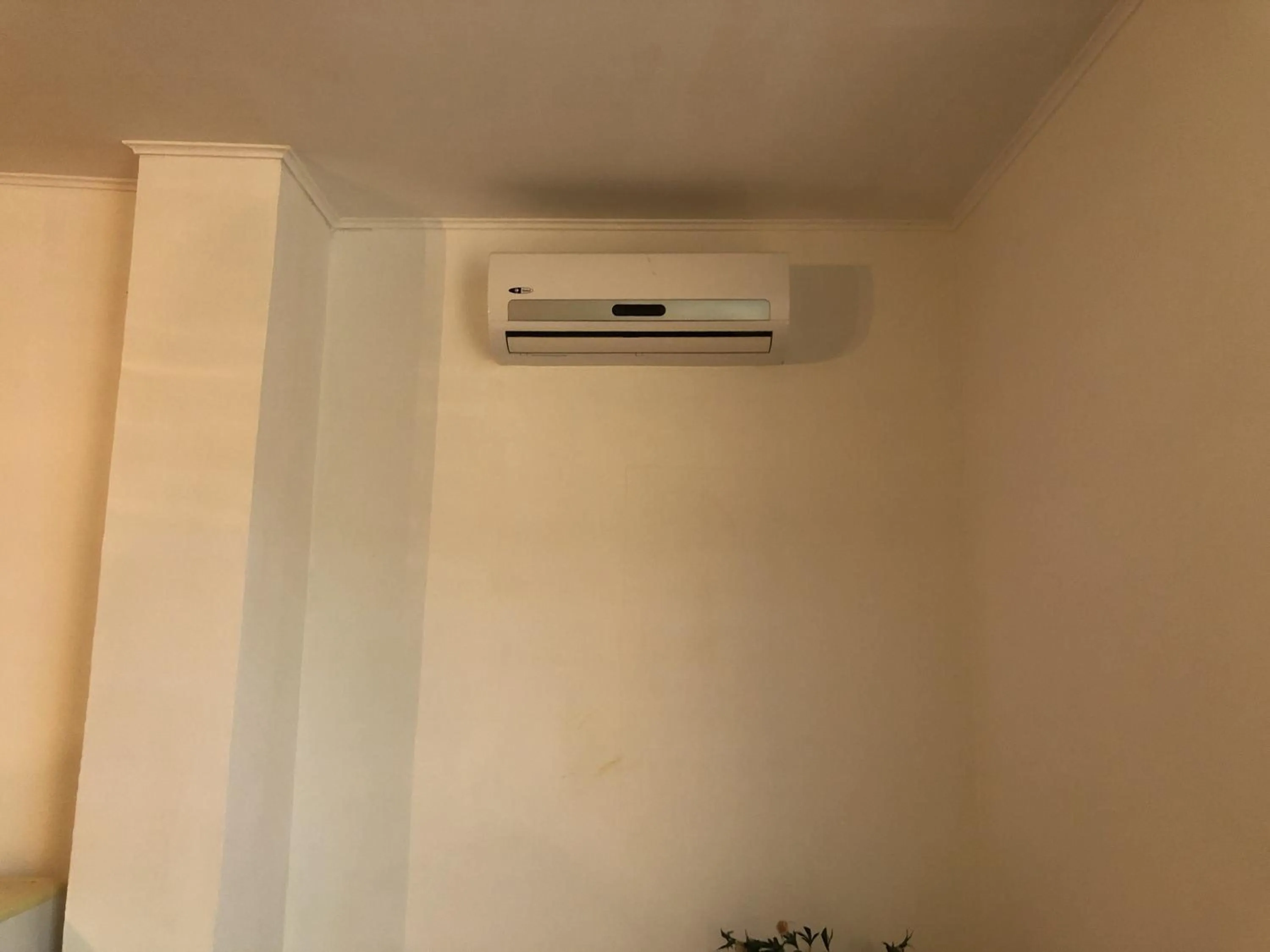 air conditioner in Hotel Bar Restaurant Emergency 911 STO LK GROUP