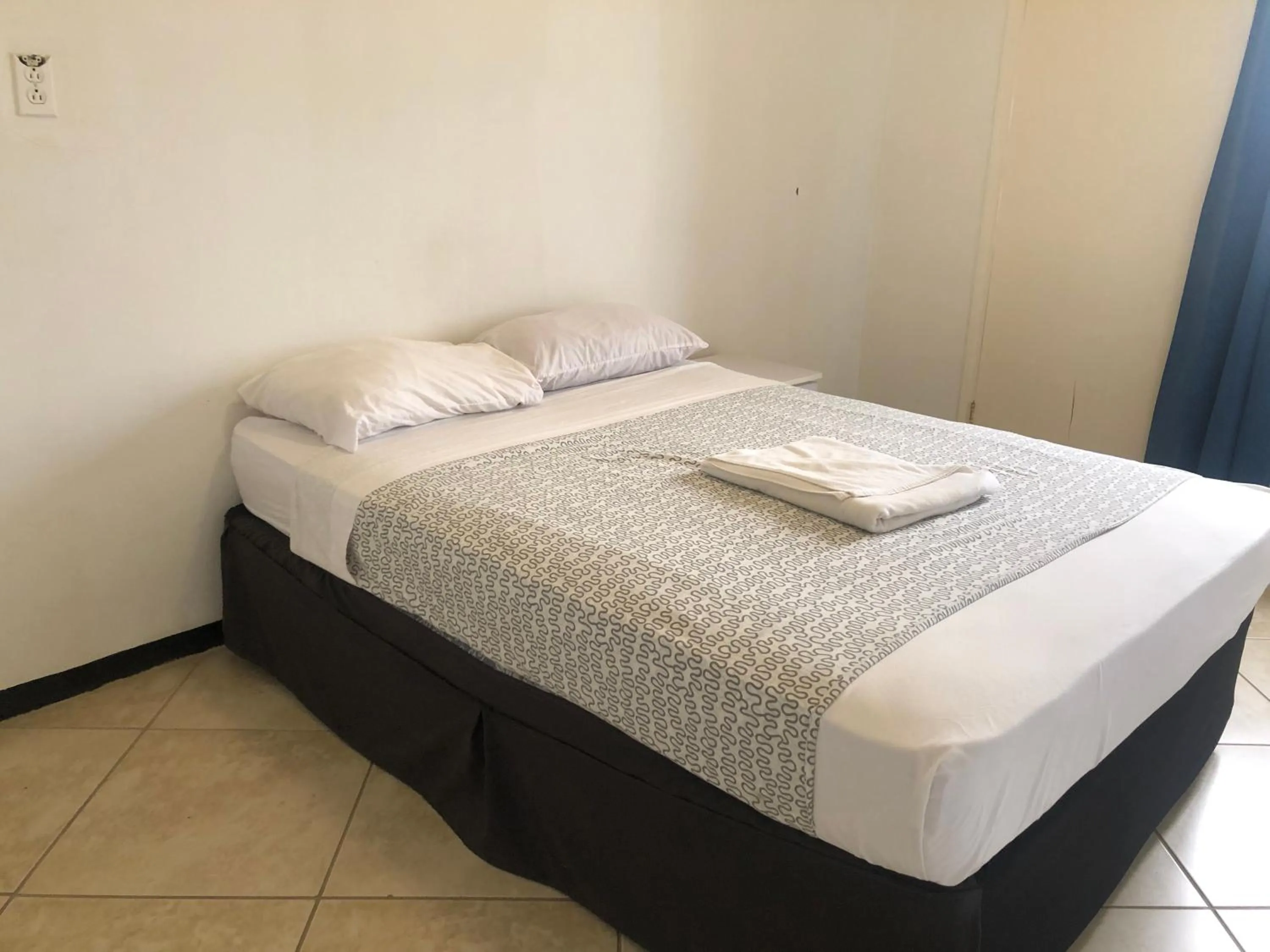 Bed in Hotel Bar Restaurant Emergency 911 STO LK GROUP