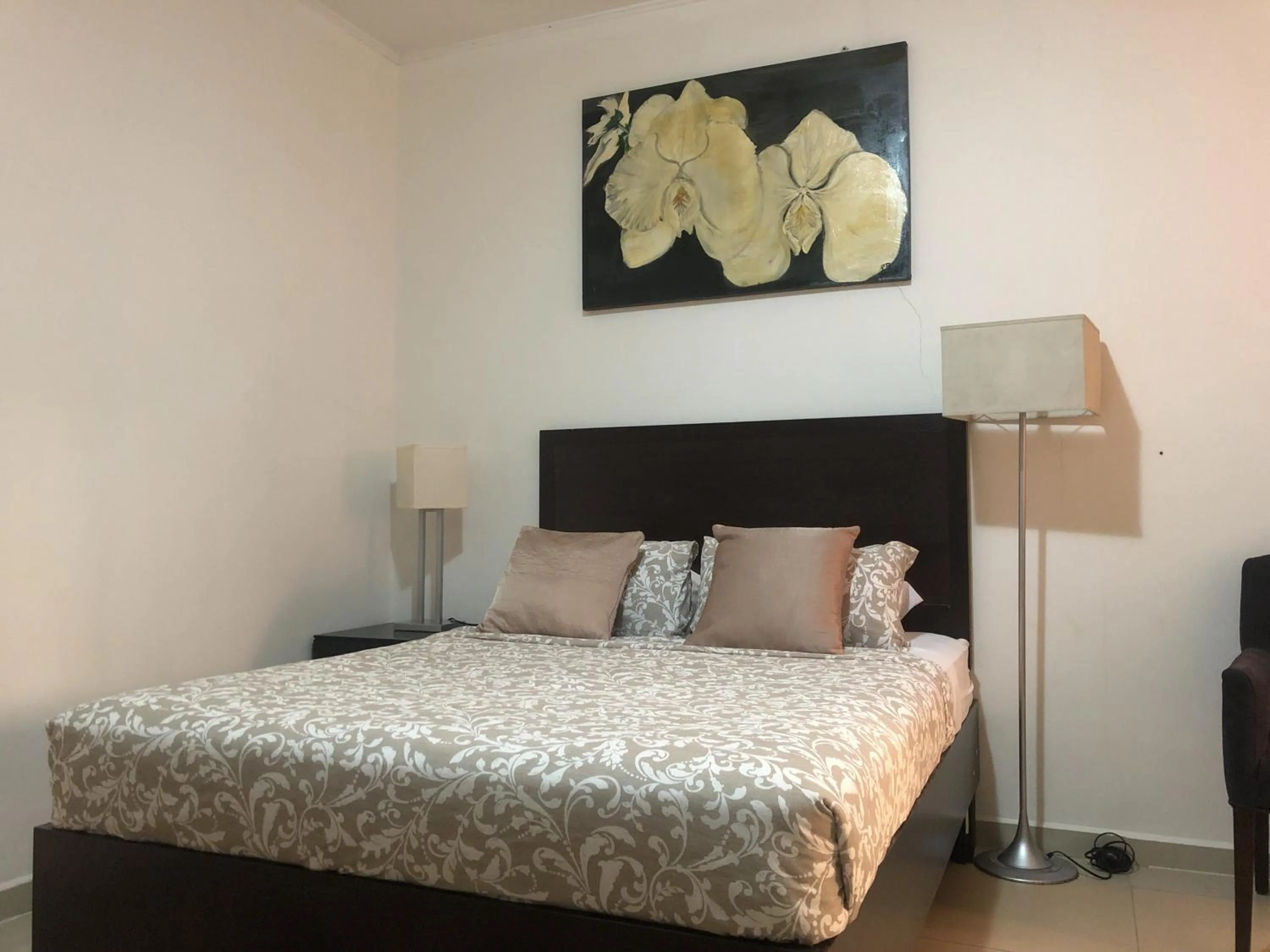 Bed in Hotel Bar Restaurant Emergency 911 STO LK GROUP