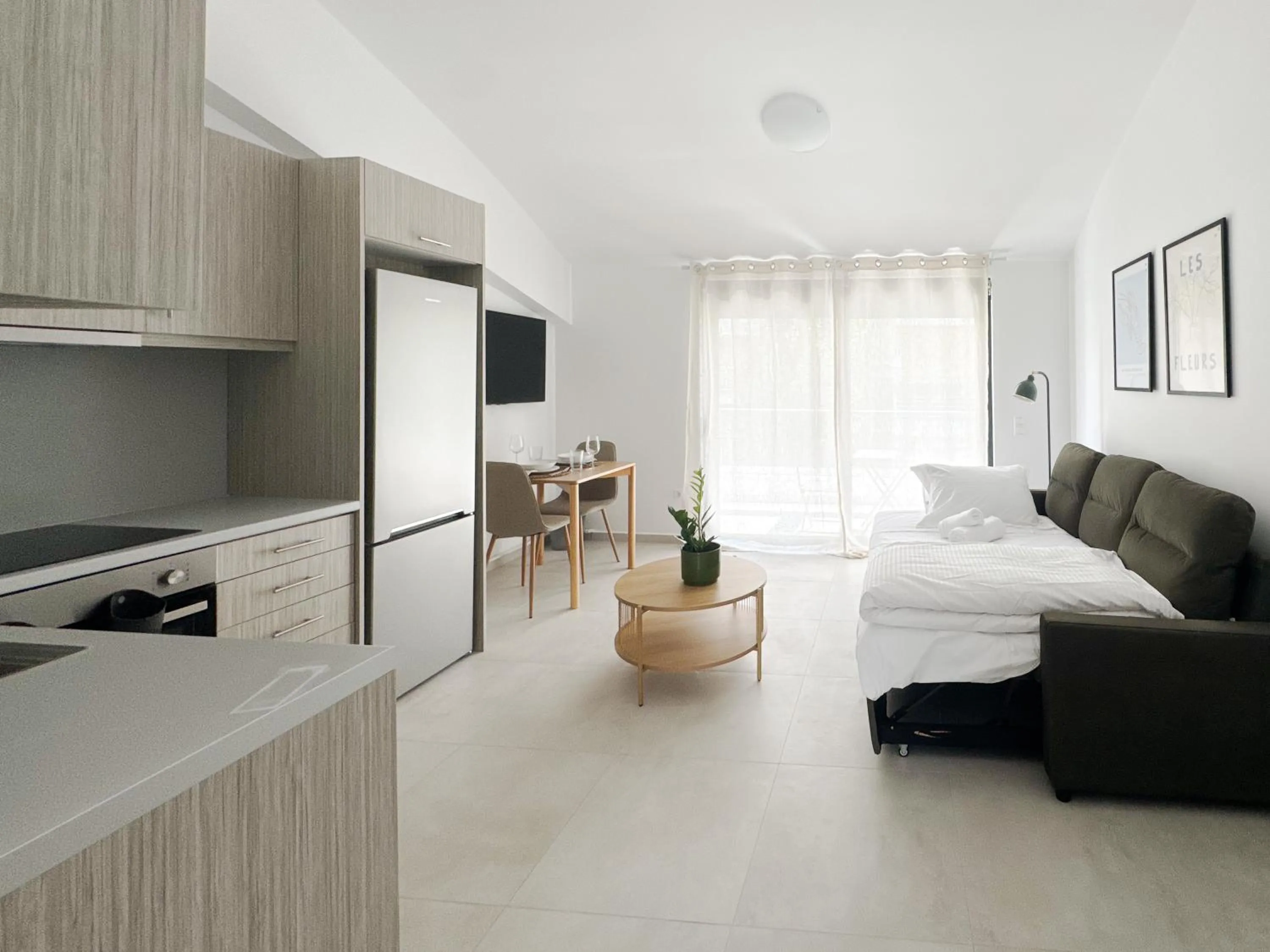 Kitchen or kitchenette, Bed in Noon Smart Residences