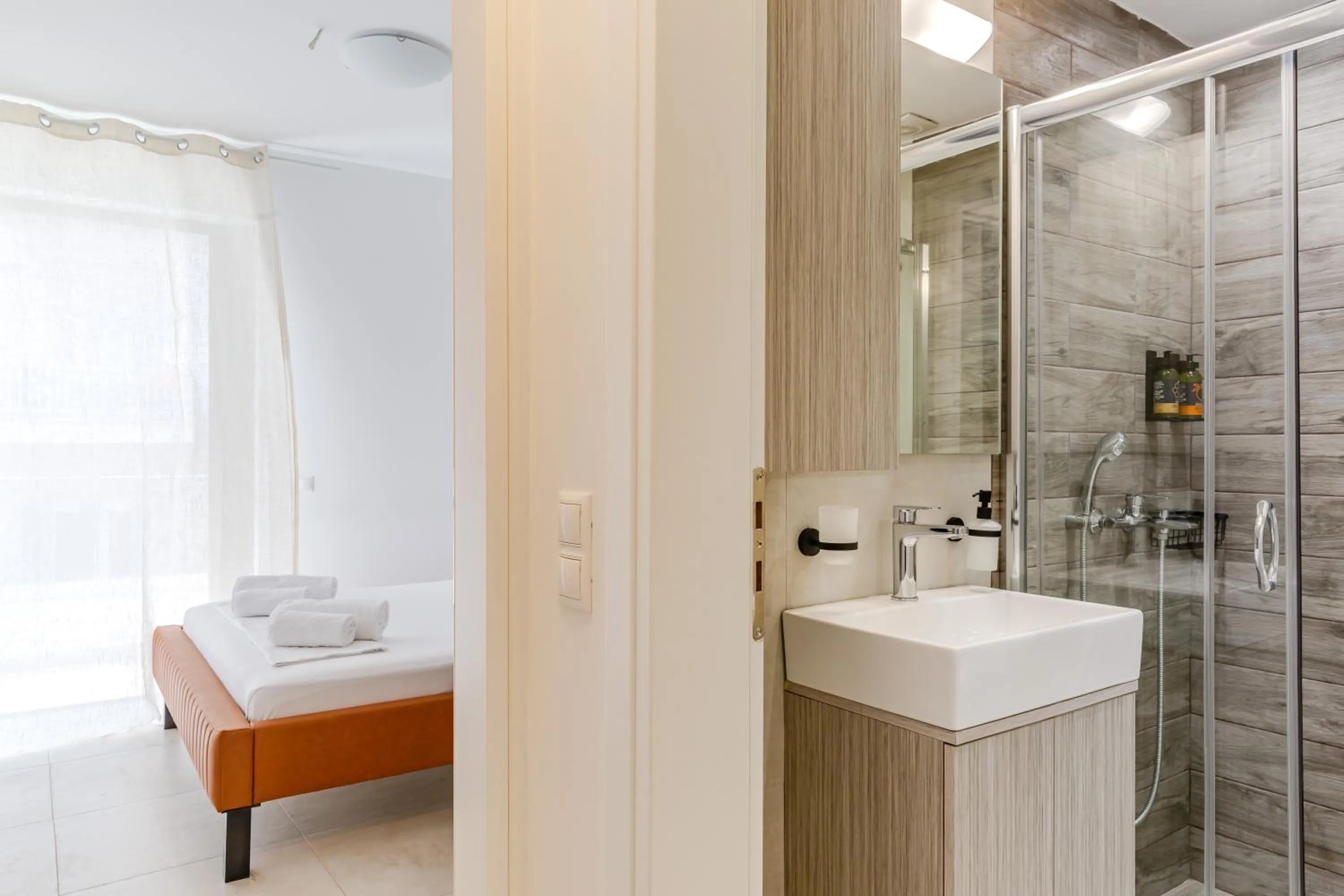 Shower, Bed in Noon Smart Residences