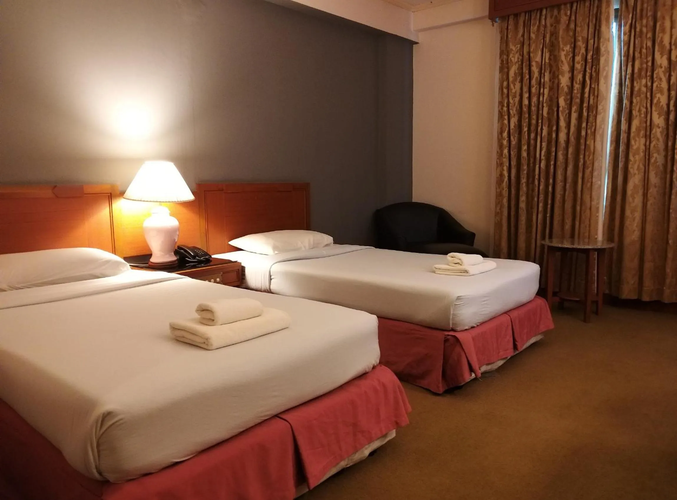 Bedroom, Bed in Songphanburi Hotel