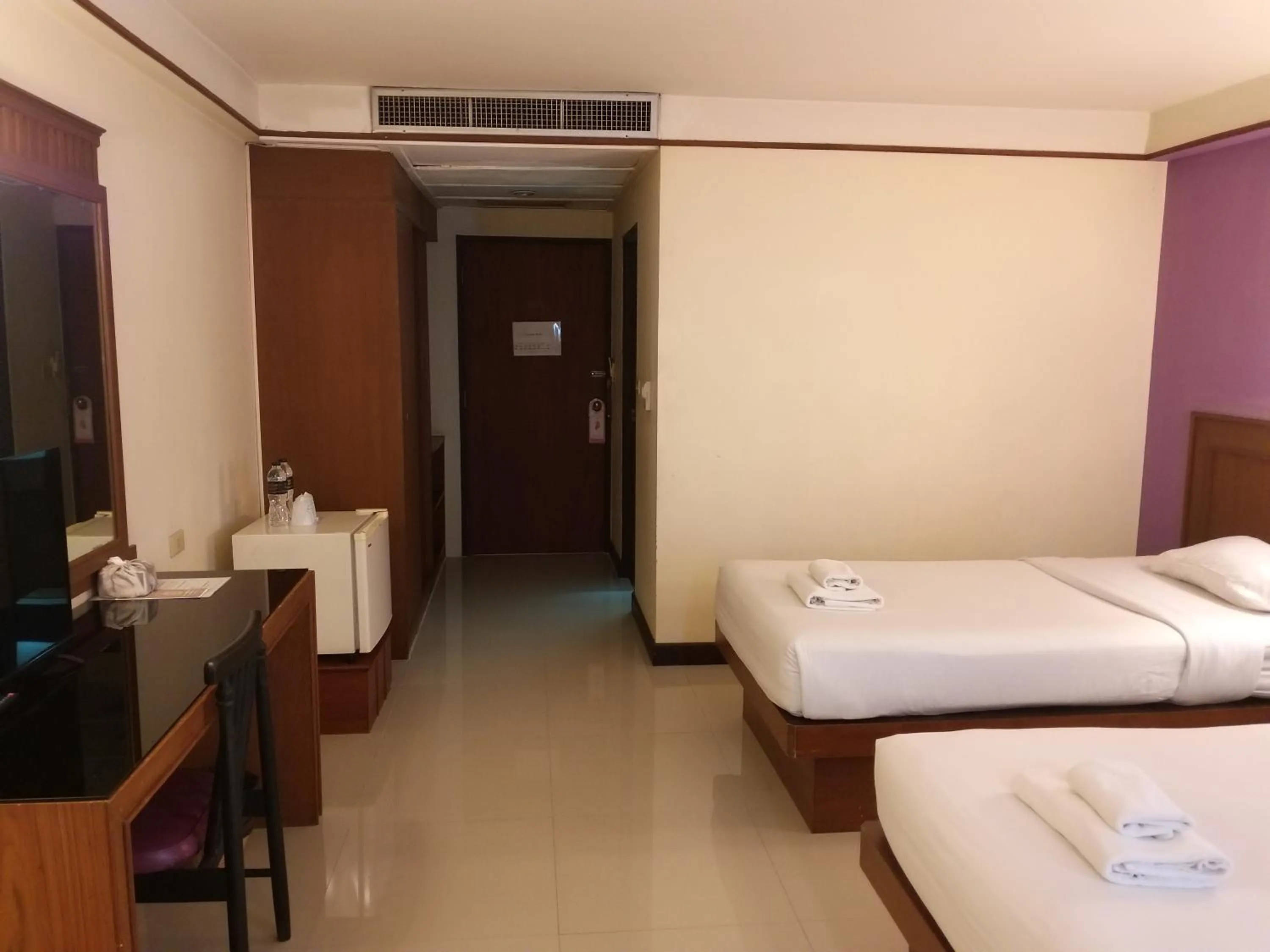 Bedroom, Bed in Songphanburi Hotel