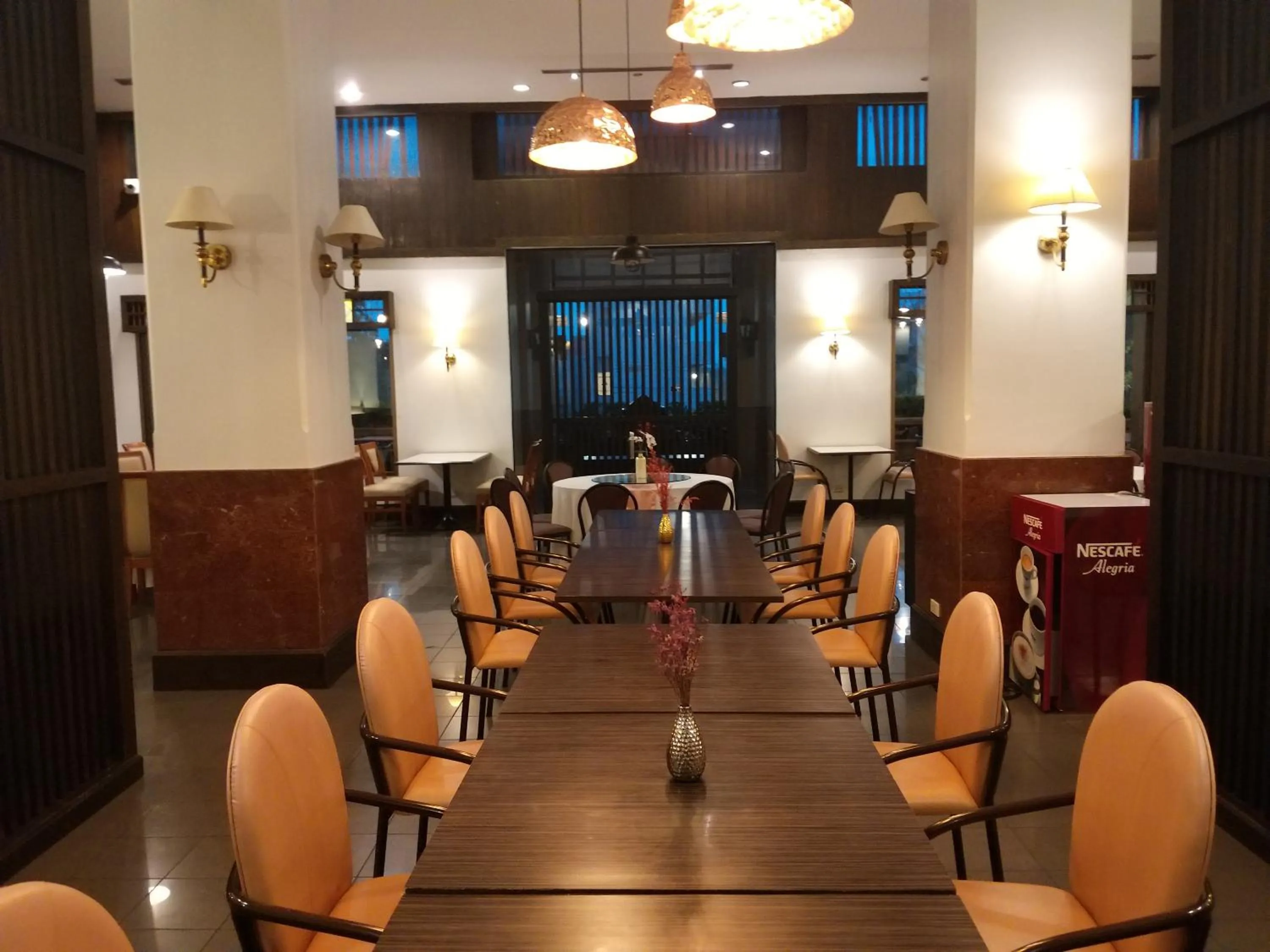 Restaurant/places to eat in Songphanburi Hotel