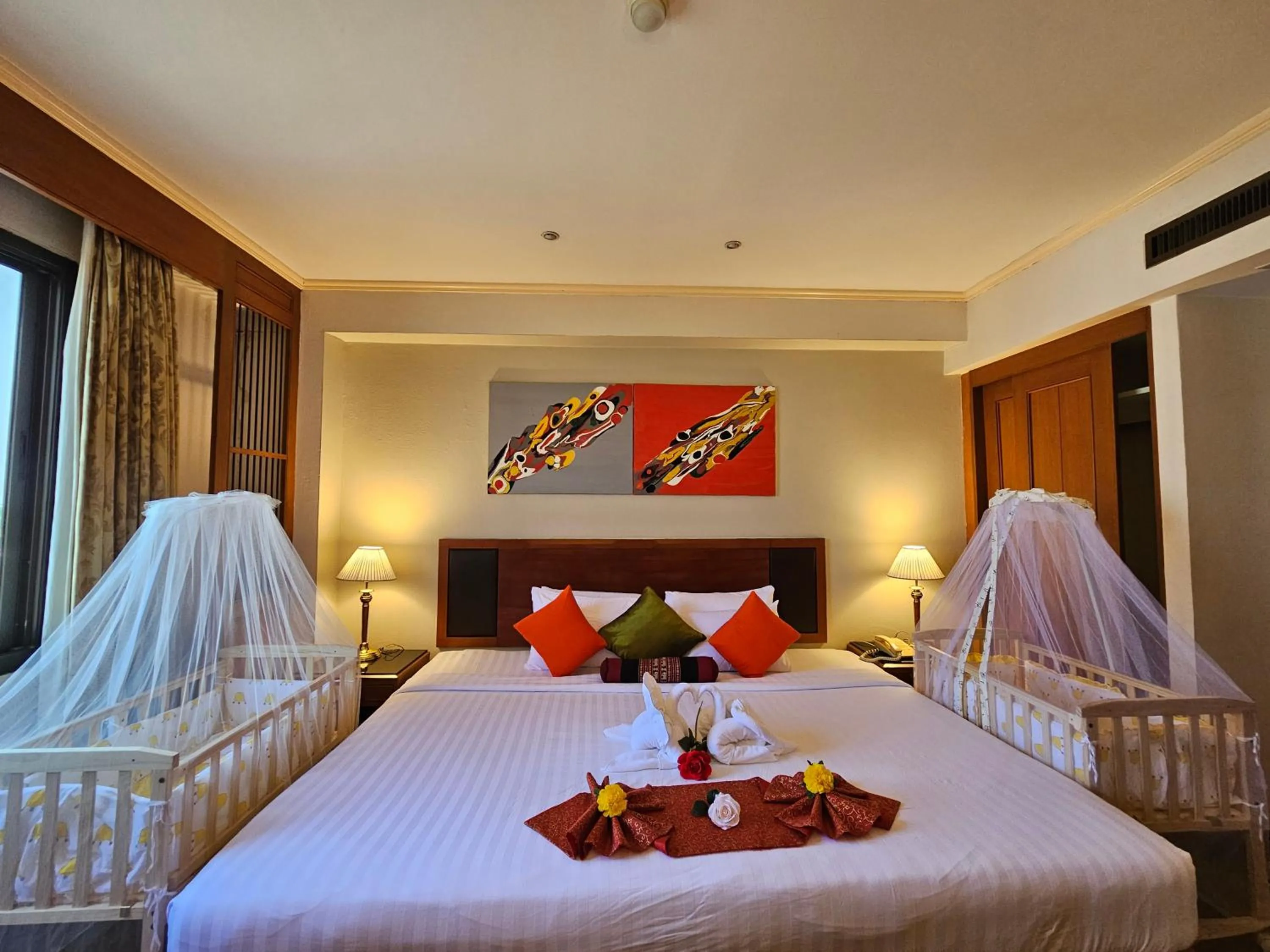 Bedroom, Bed in Songphanburi Hotel
