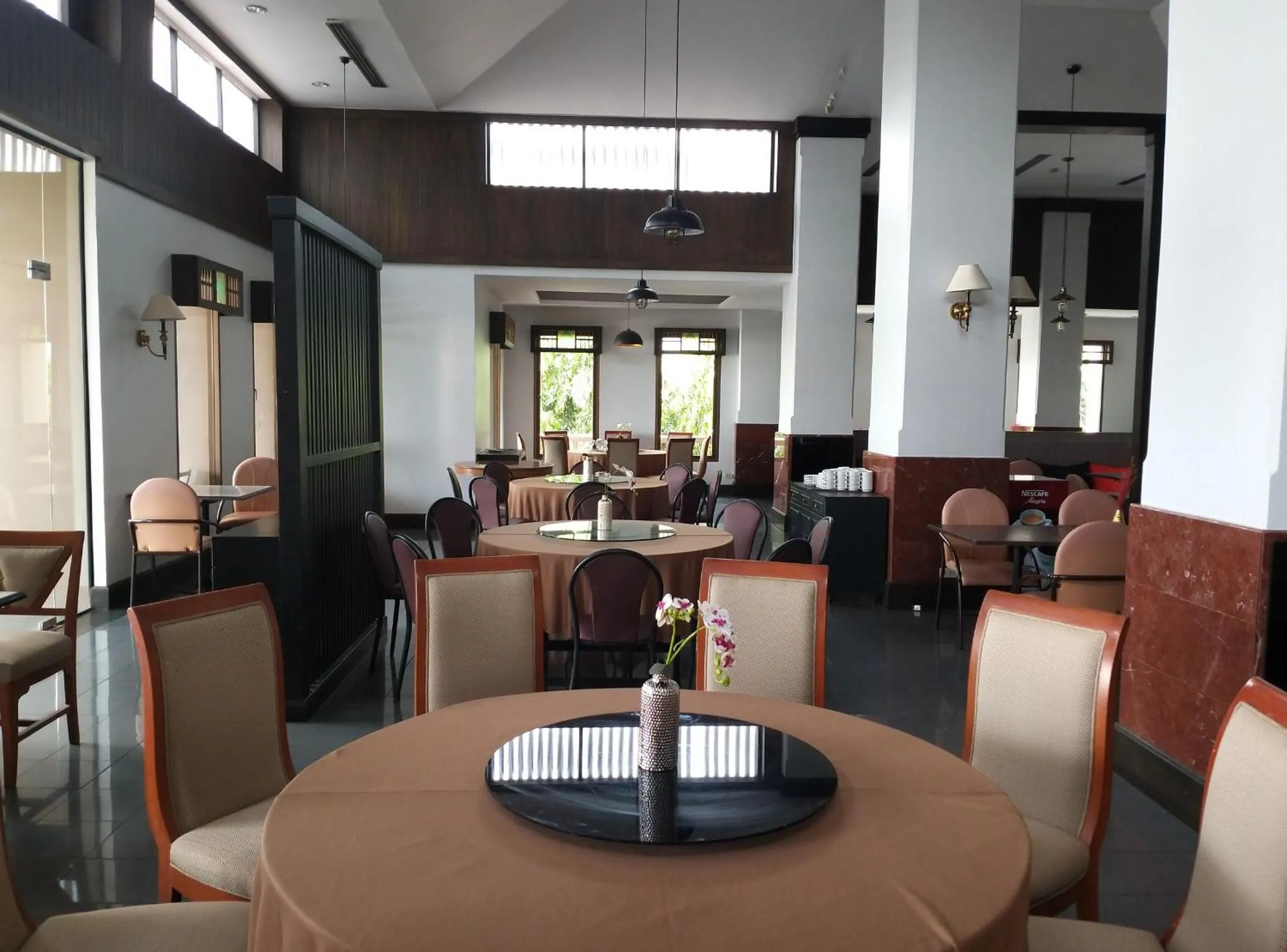 Dining area in Songphanburi Hotel