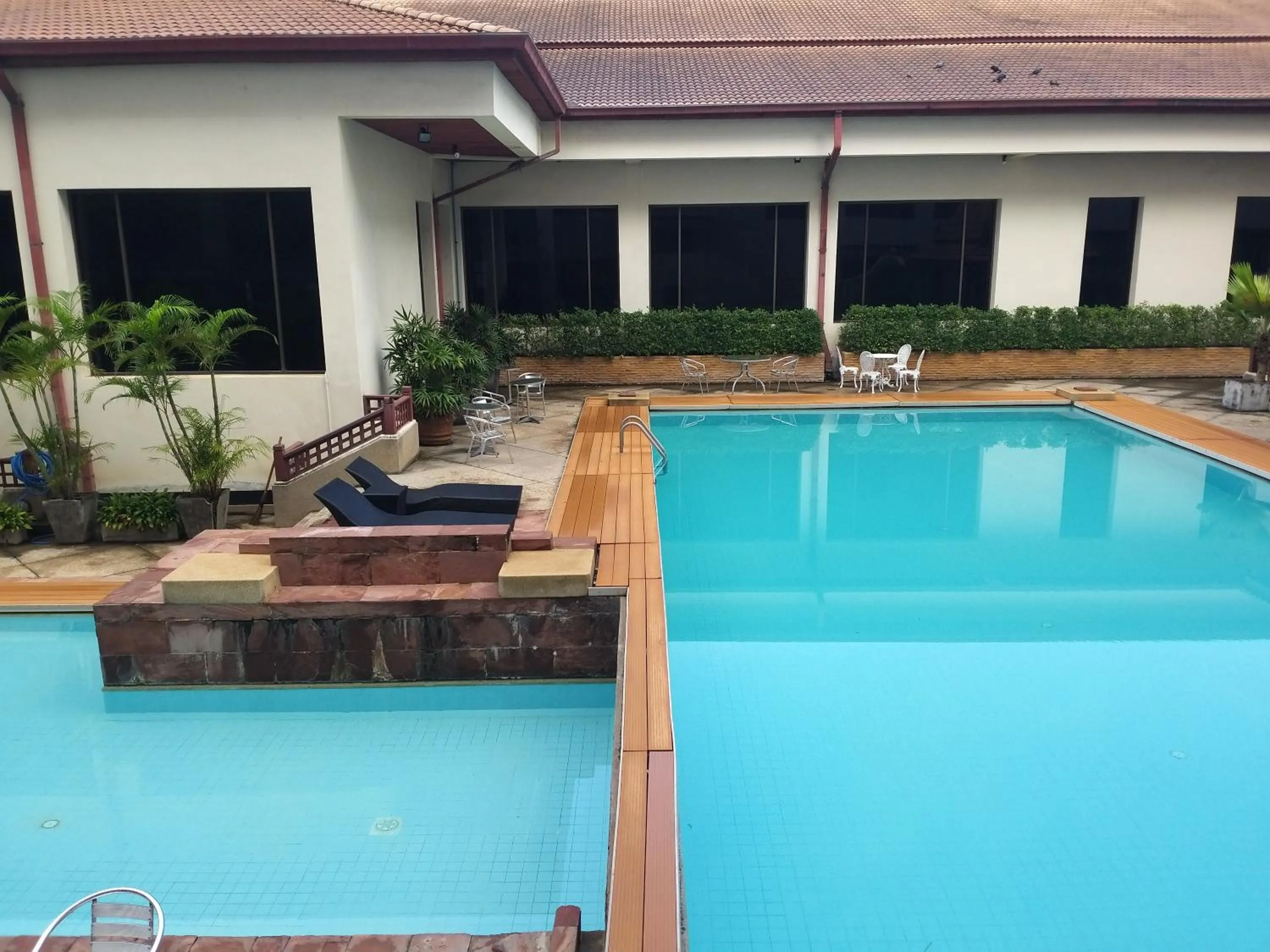 Swimming pool in Songphanburi Hotel