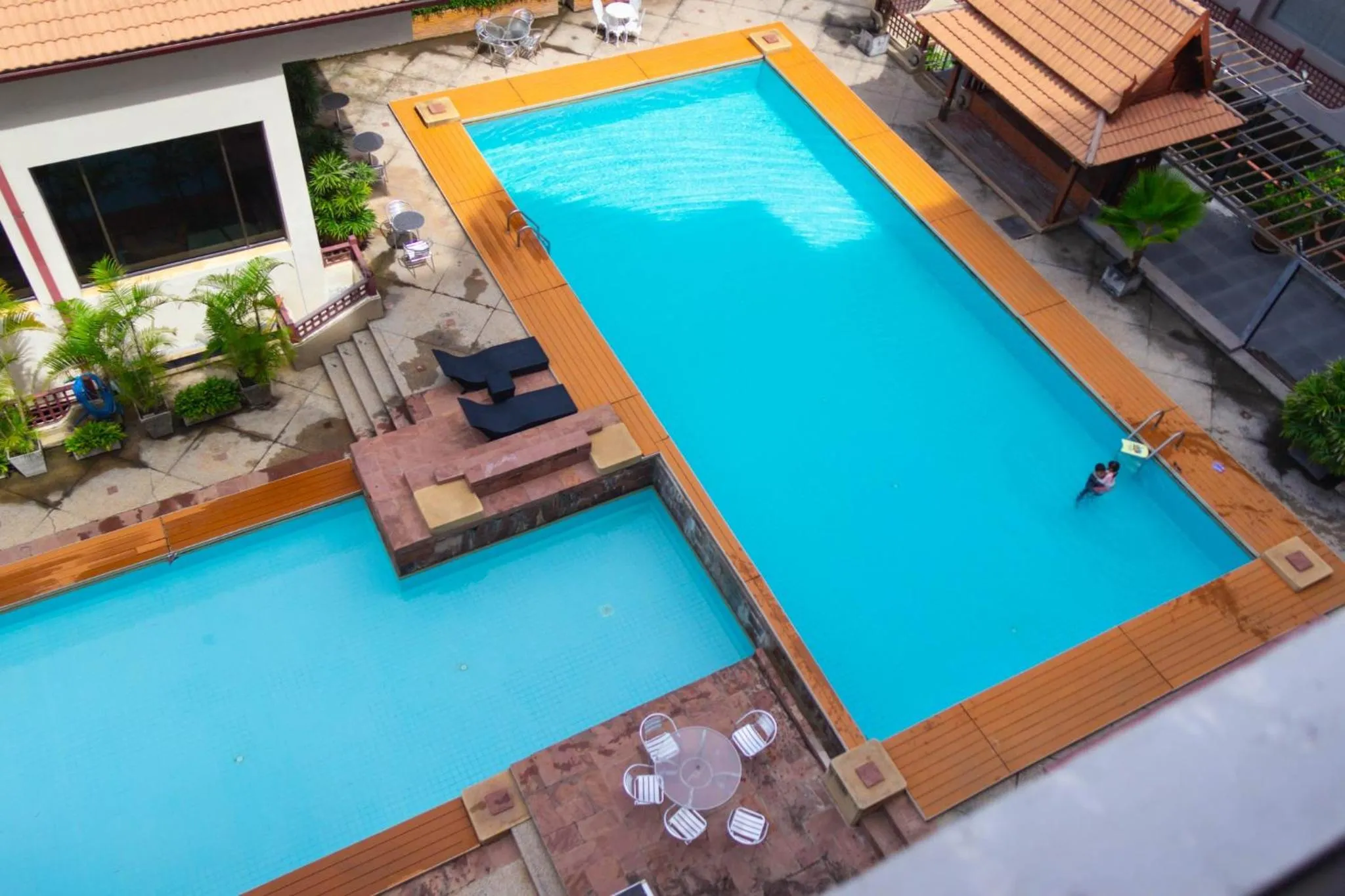 Swimming pool in Songphanburi Hotel
