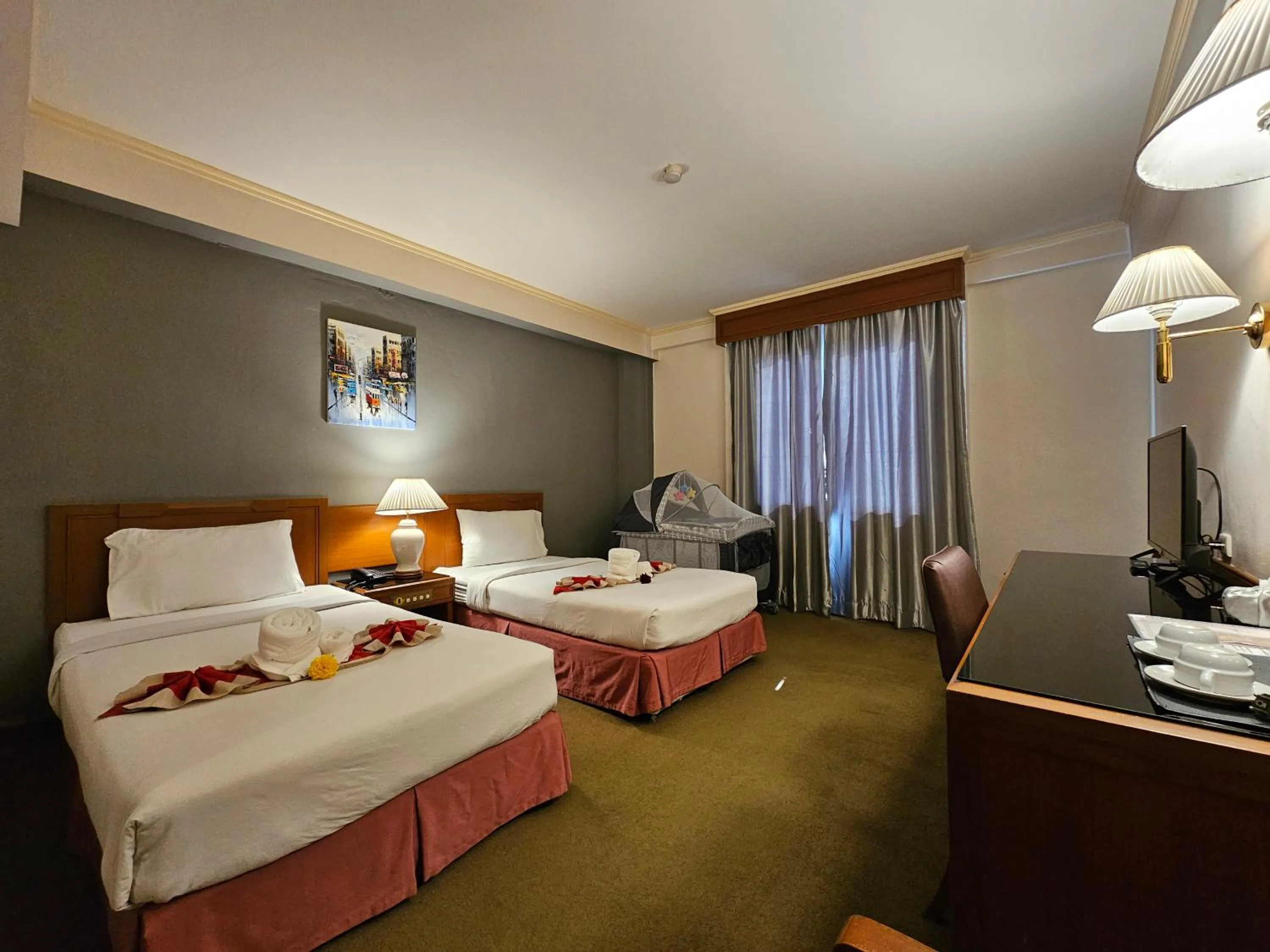 Bedroom, Bed in Songphanburi Hotel