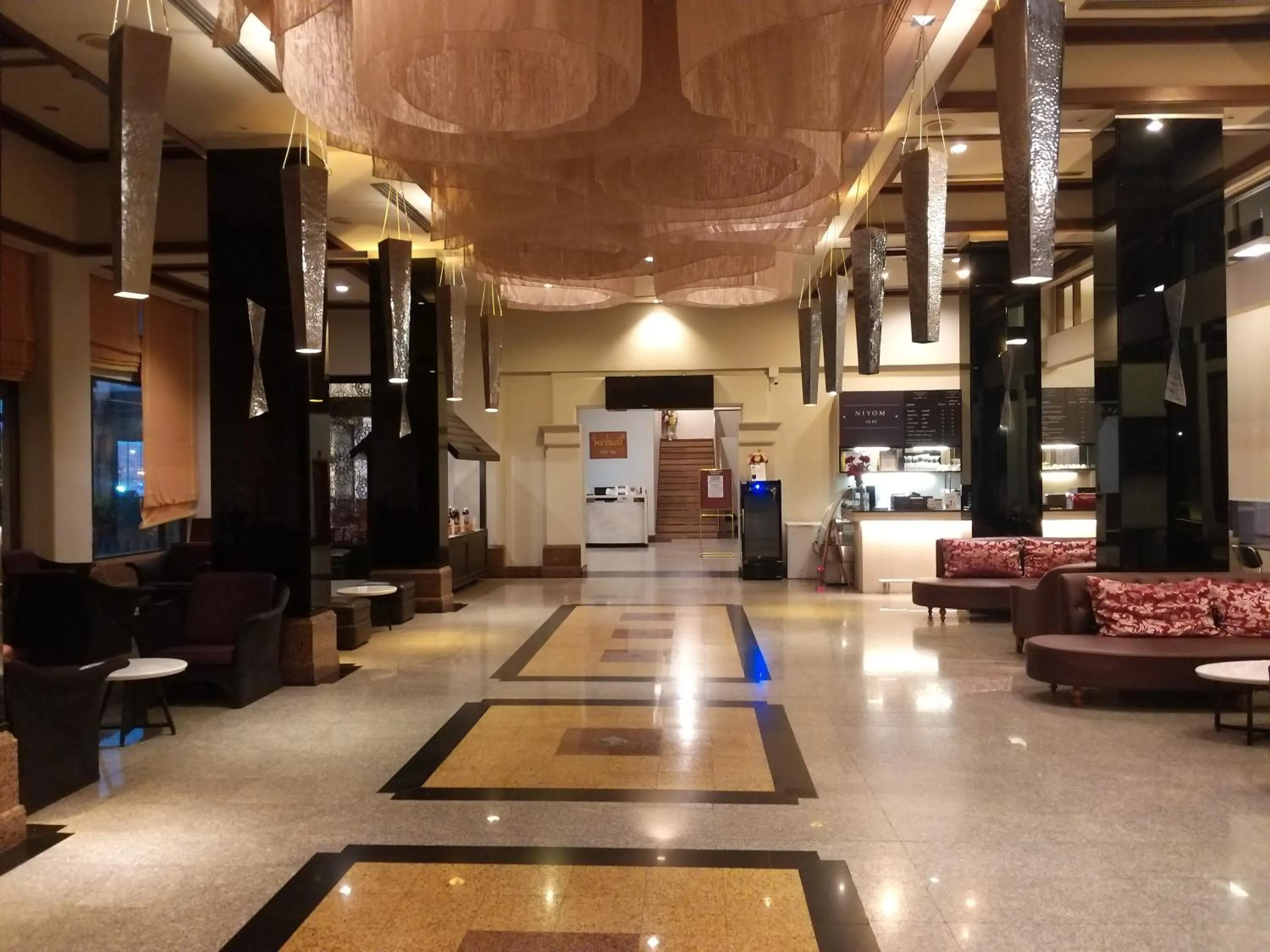 Lobby or reception in Songphanburi Hotel