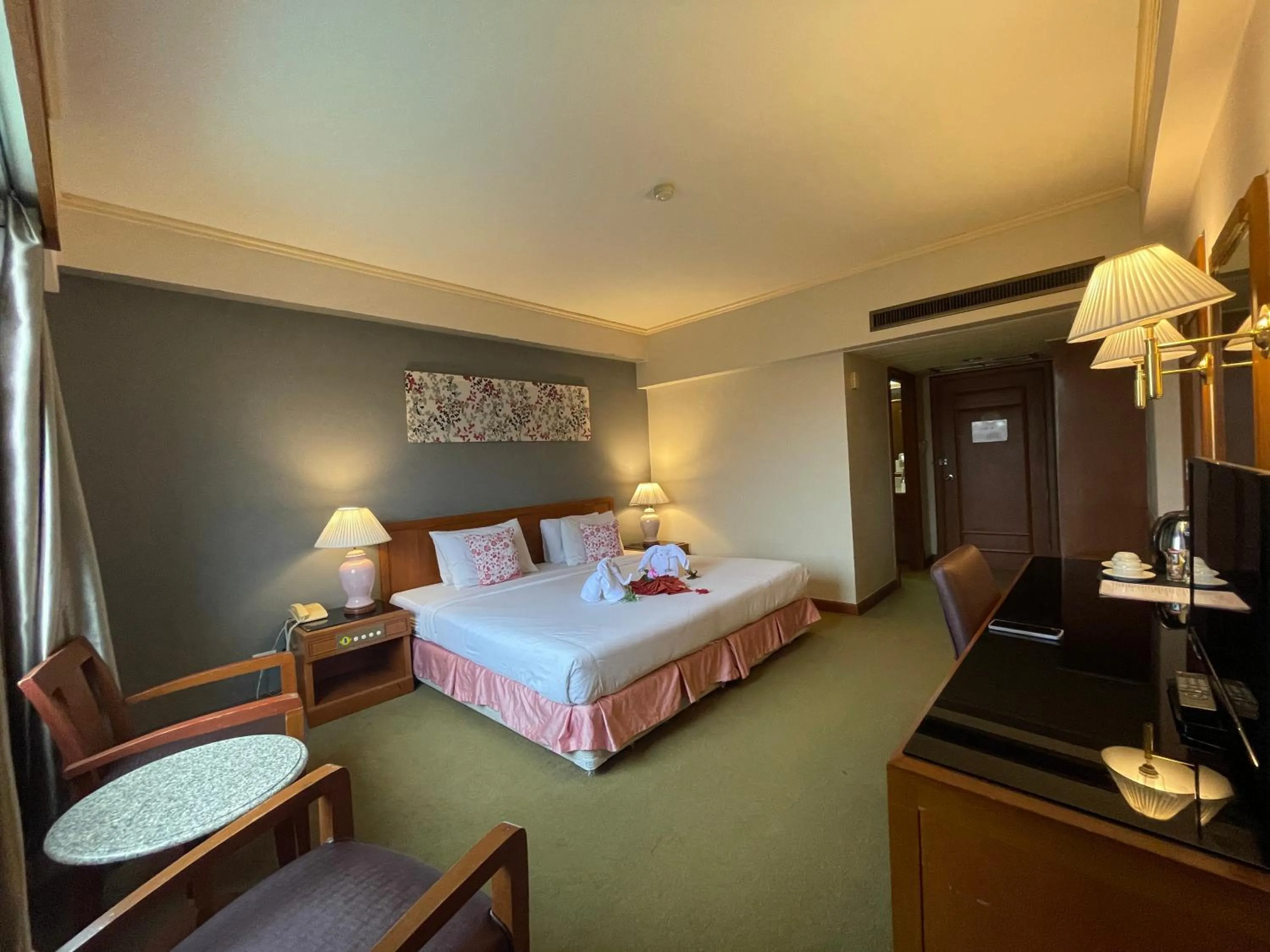 Bedroom, Bed in Songphanburi Hotel