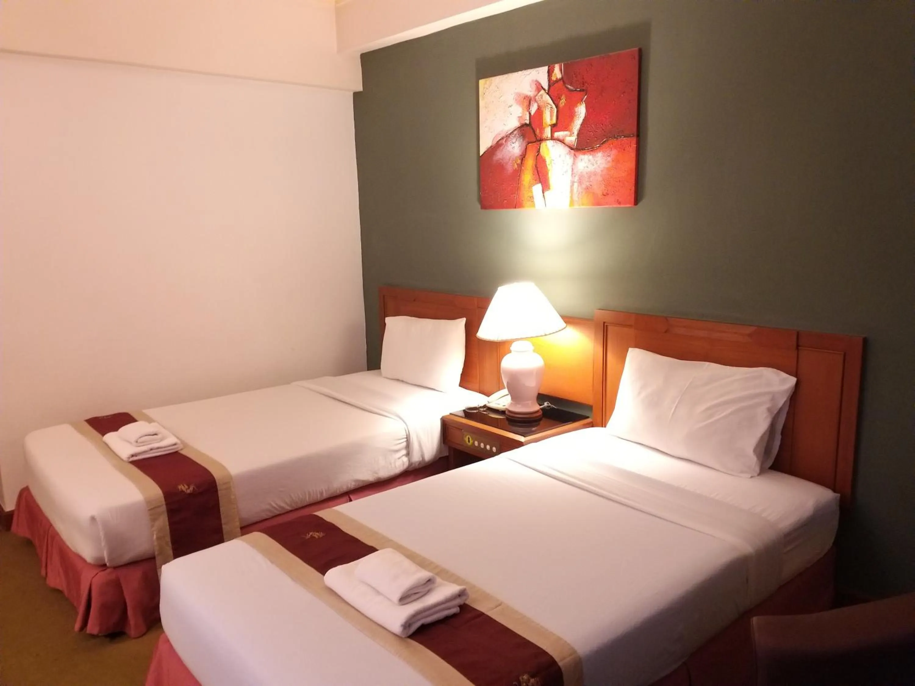 Bed in Songphanburi Hotel