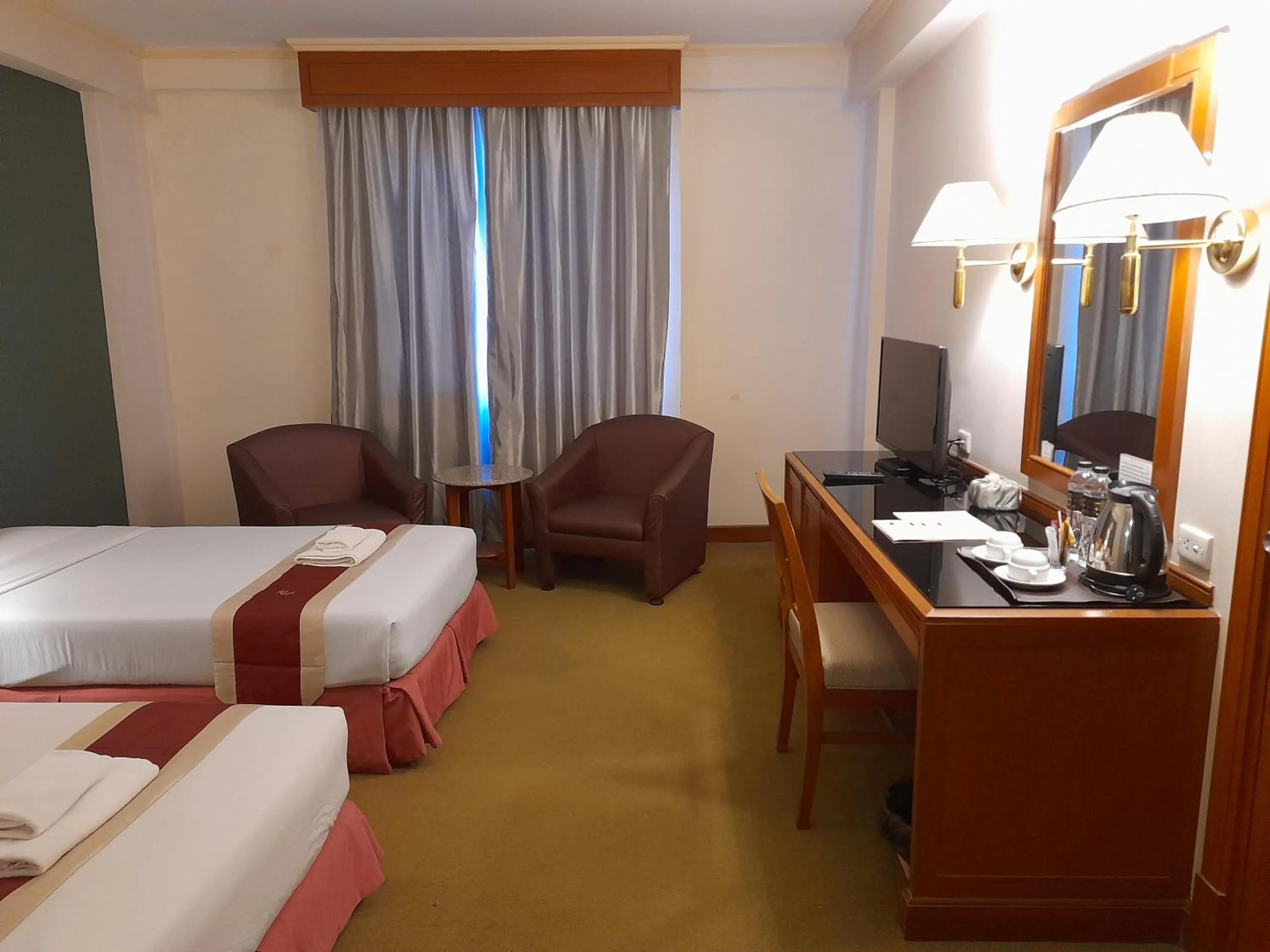 Seating area, Bed in Songphanburi Hotel