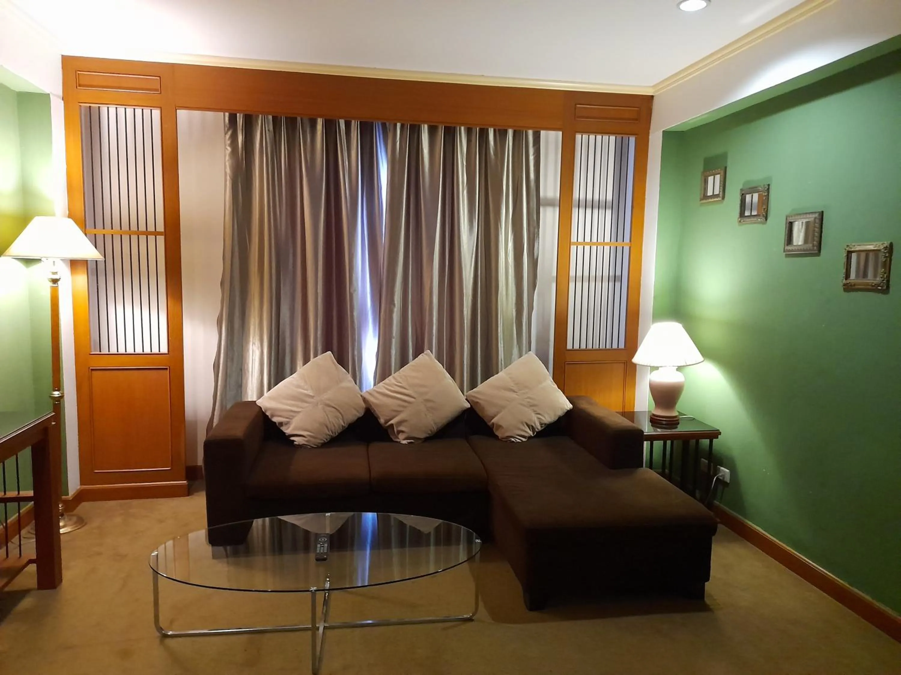 Living room in Songphanburi Hotel