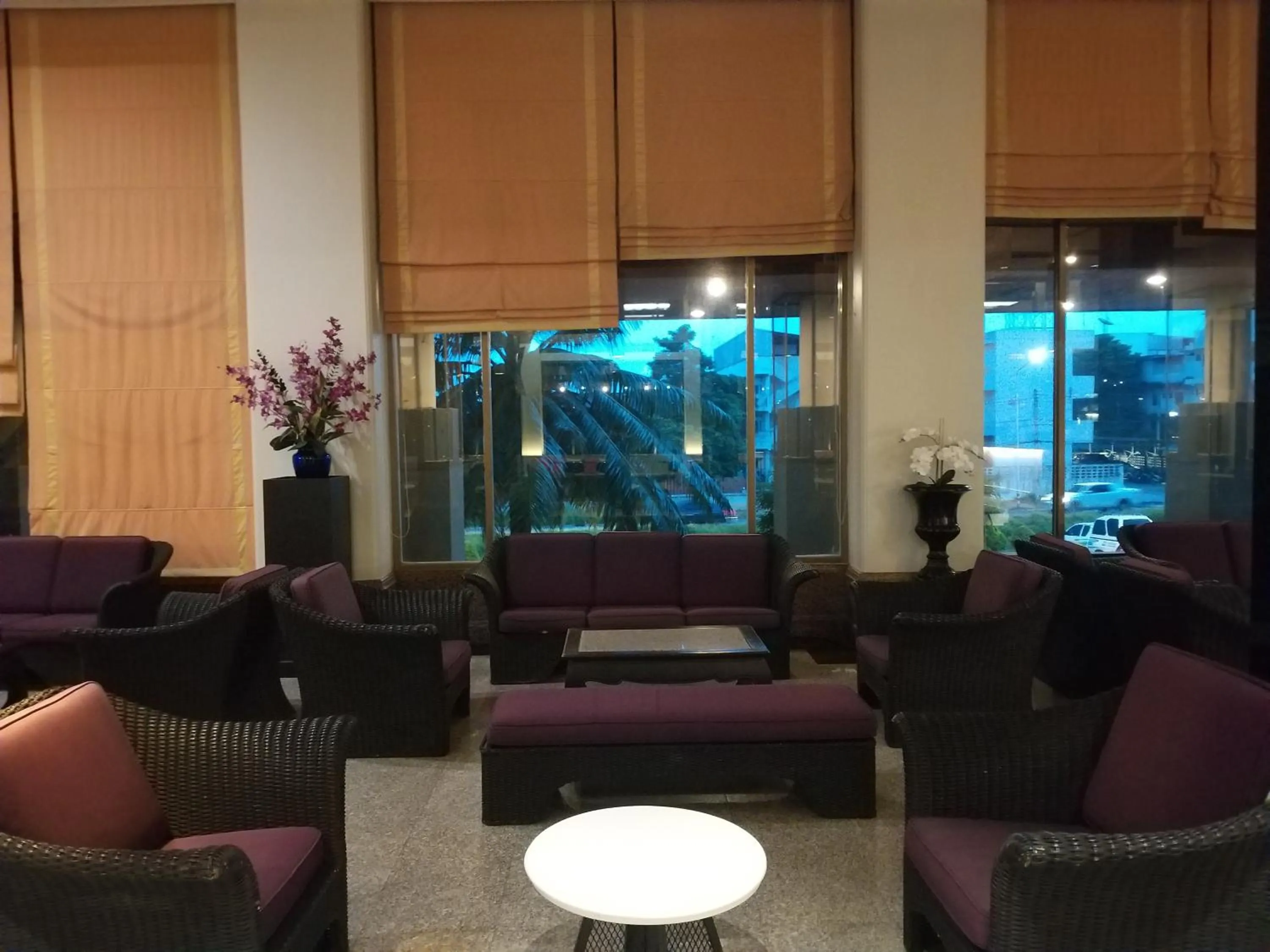 Lobby or reception in Songphanburi Hotel