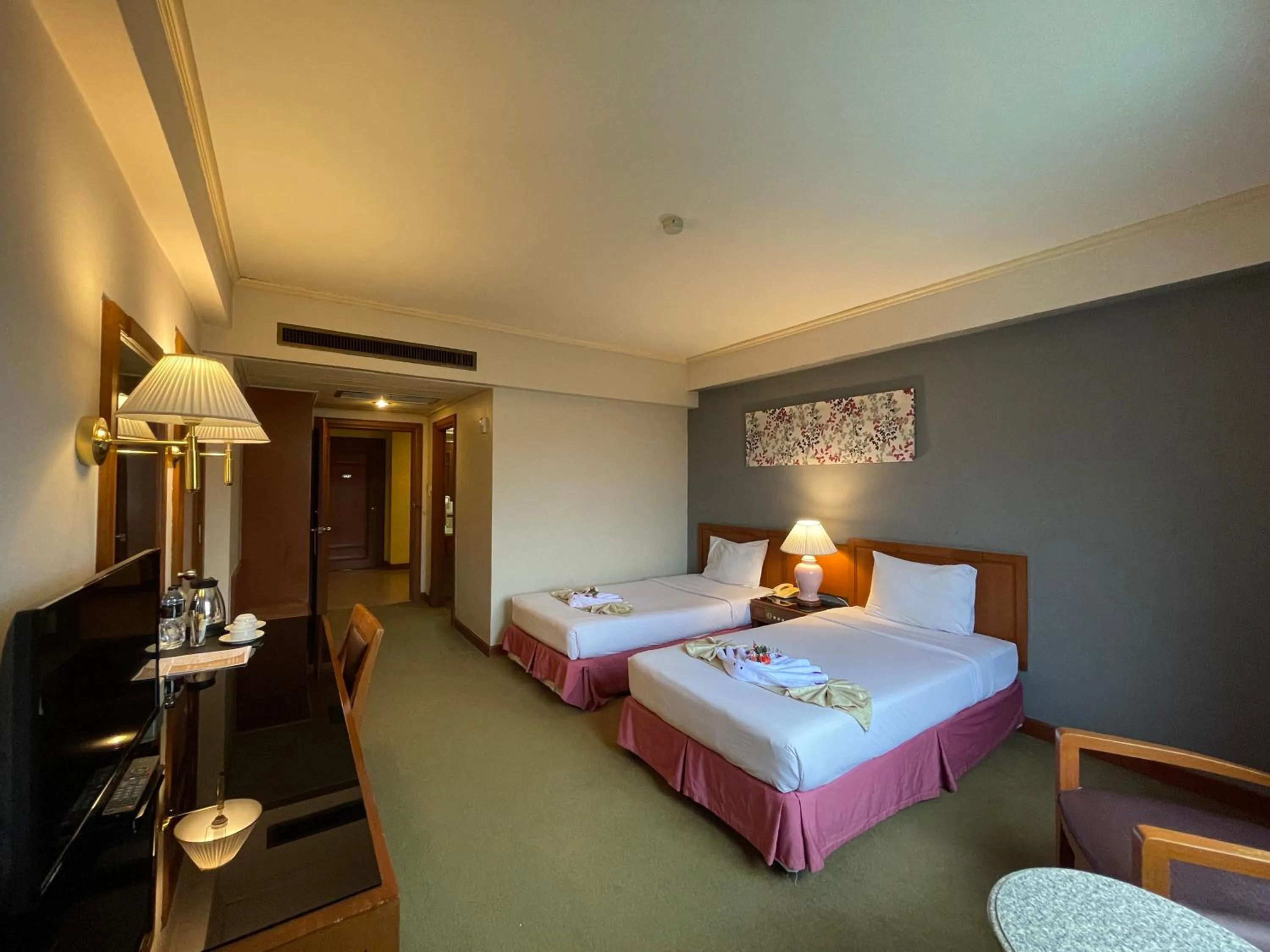 Bedroom, Bed in Songphanburi Hotel