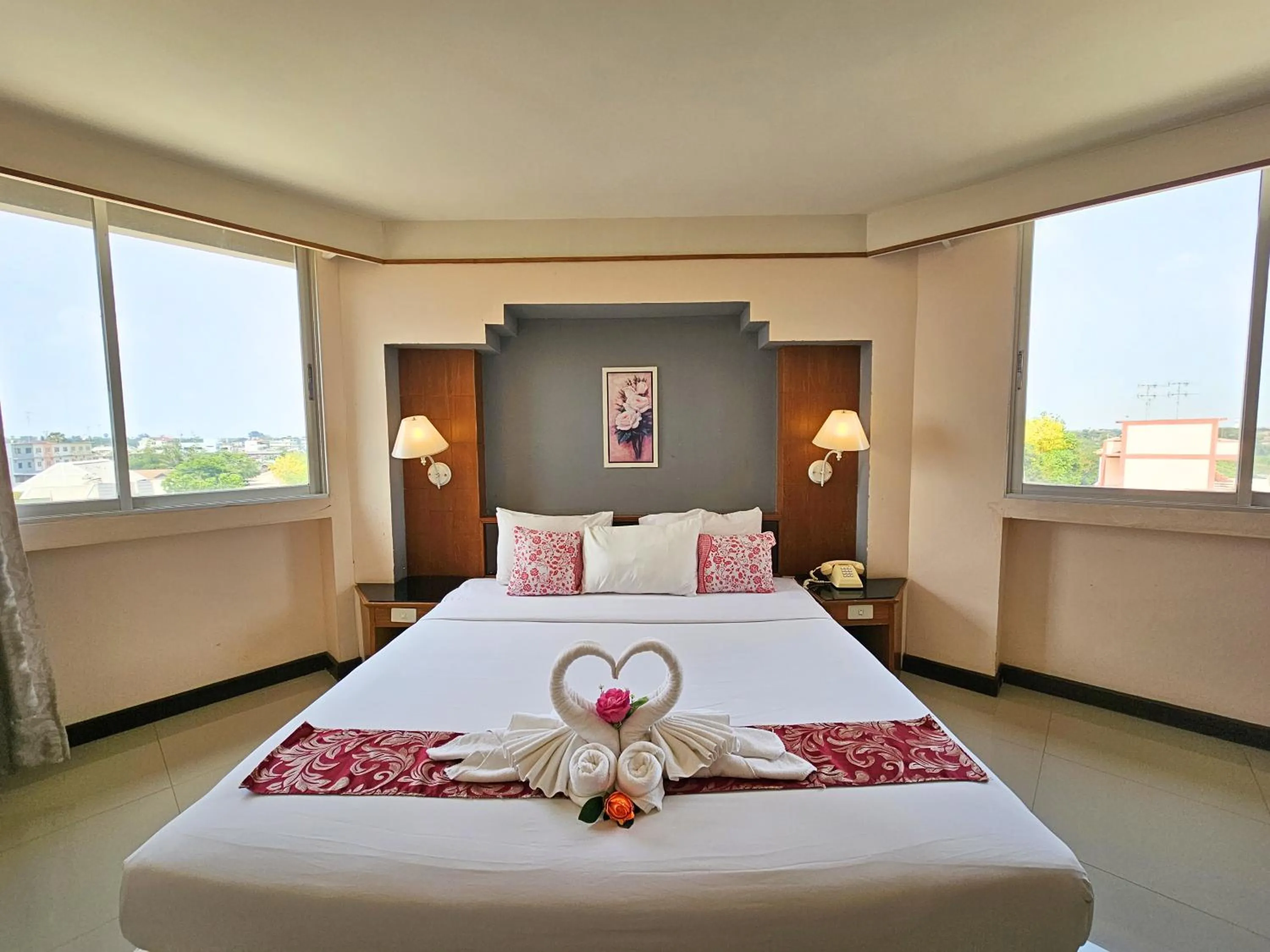 Bed in Songphanburi Hotel