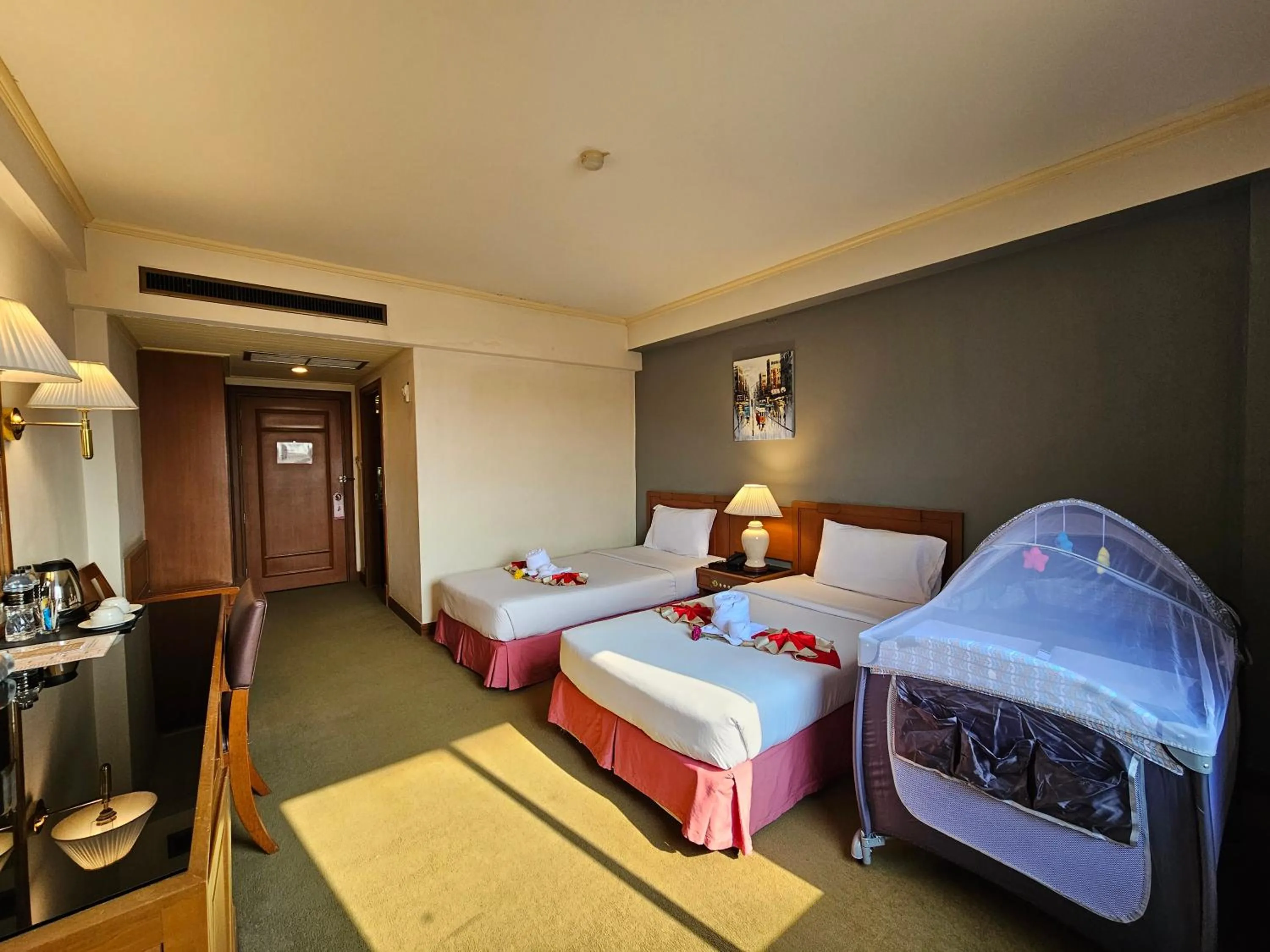 Bedroom, Bed in Songphanburi Hotel