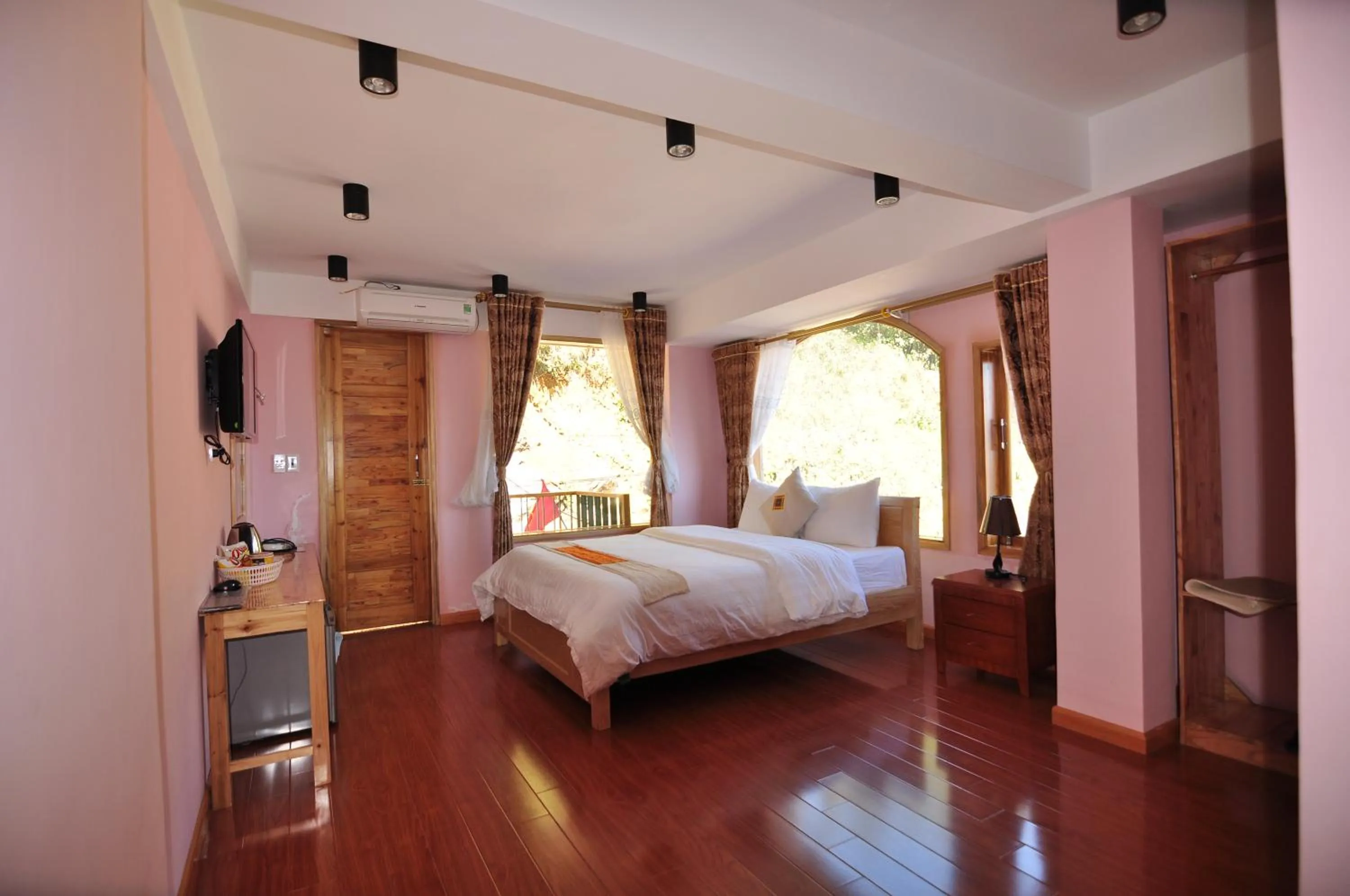 Balcony/Terrace, Bed in Sapa Scenery Hotel