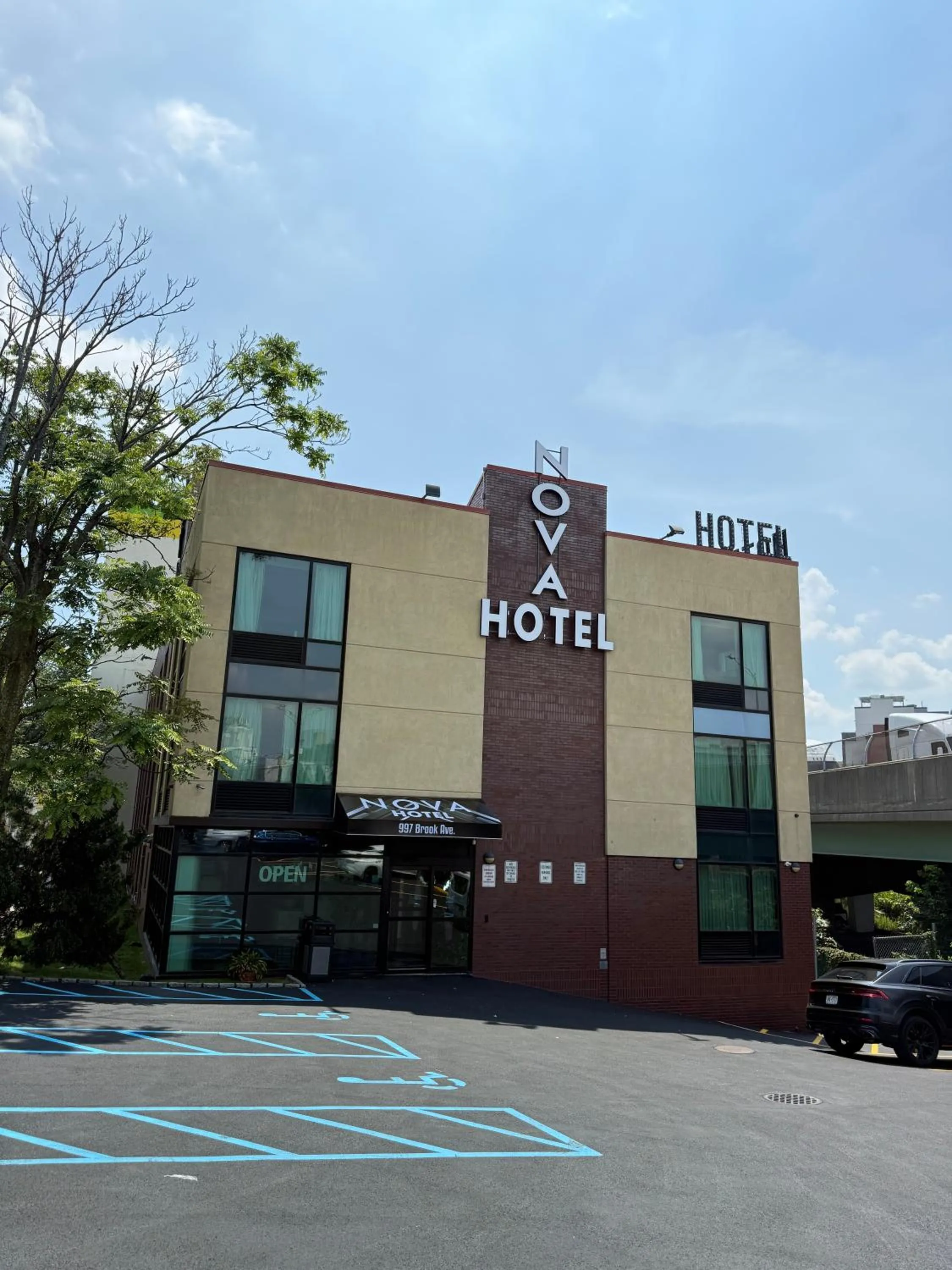 Property building in Nova Hotel Bronx