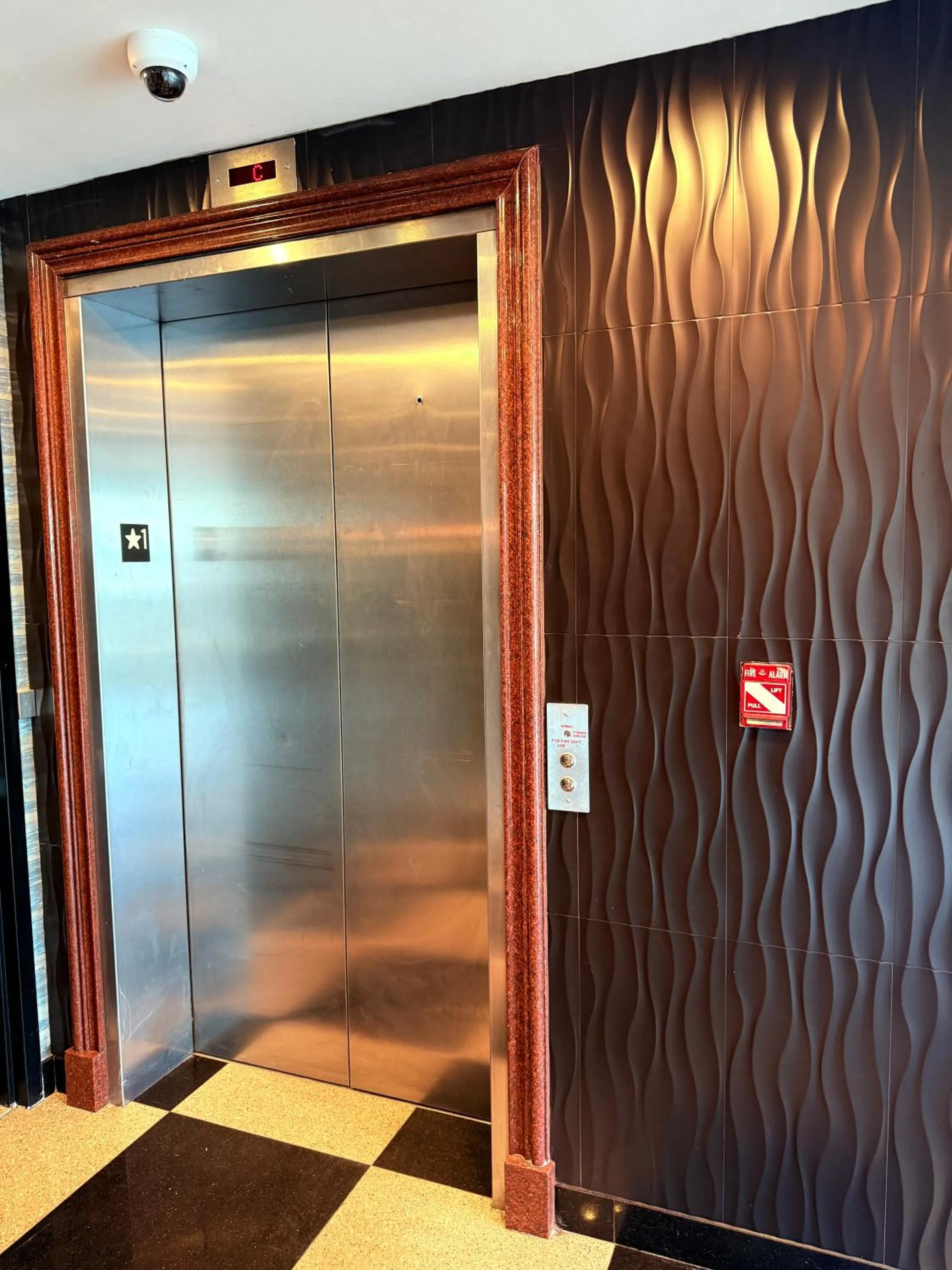 elevator in Nova Hotel Bronx