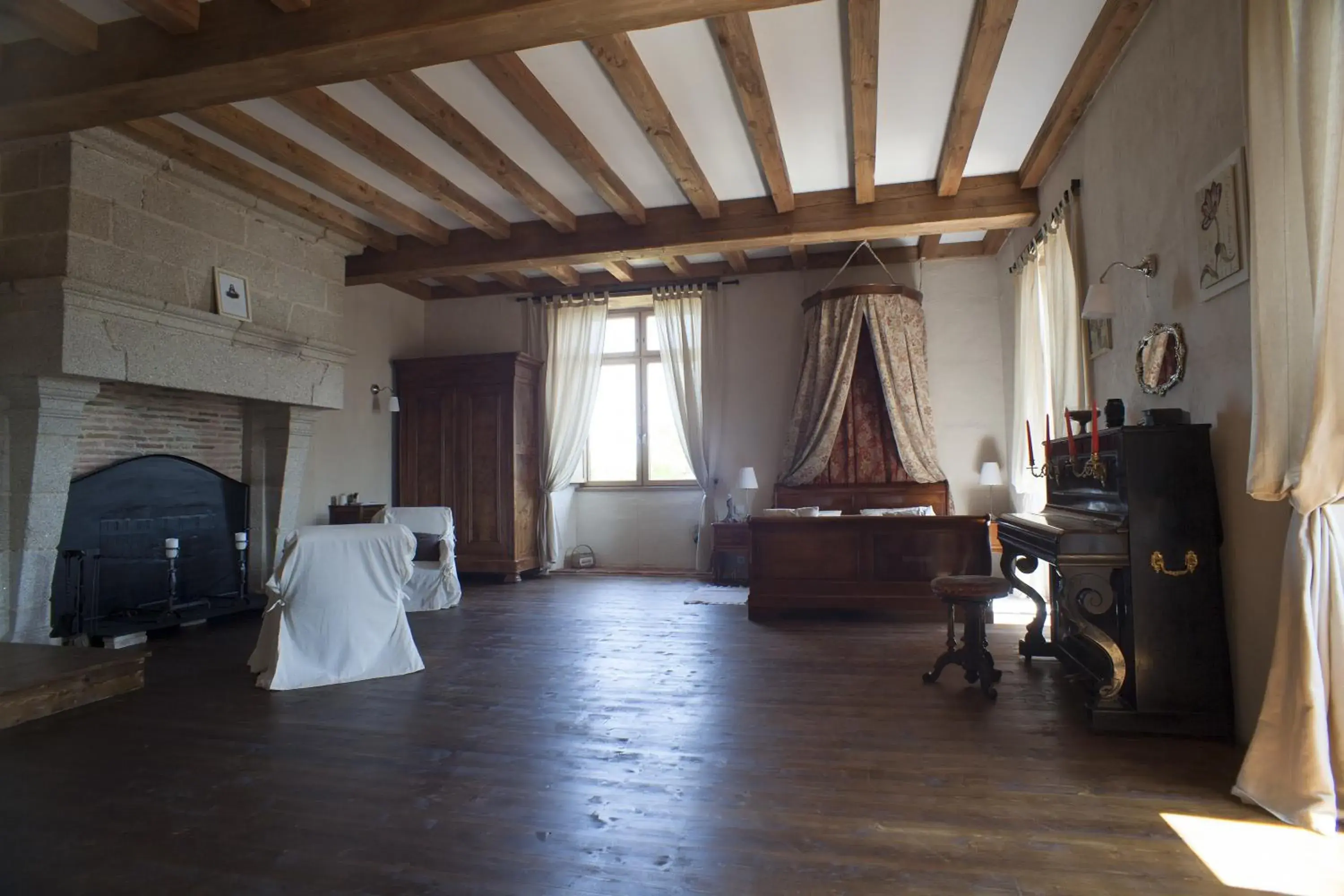 Deluxe Double Room with Bath - single occupancy in Logis de Riparfonds Deluxe Double Room with Bath - single occupancy in Logis de Riparfonds