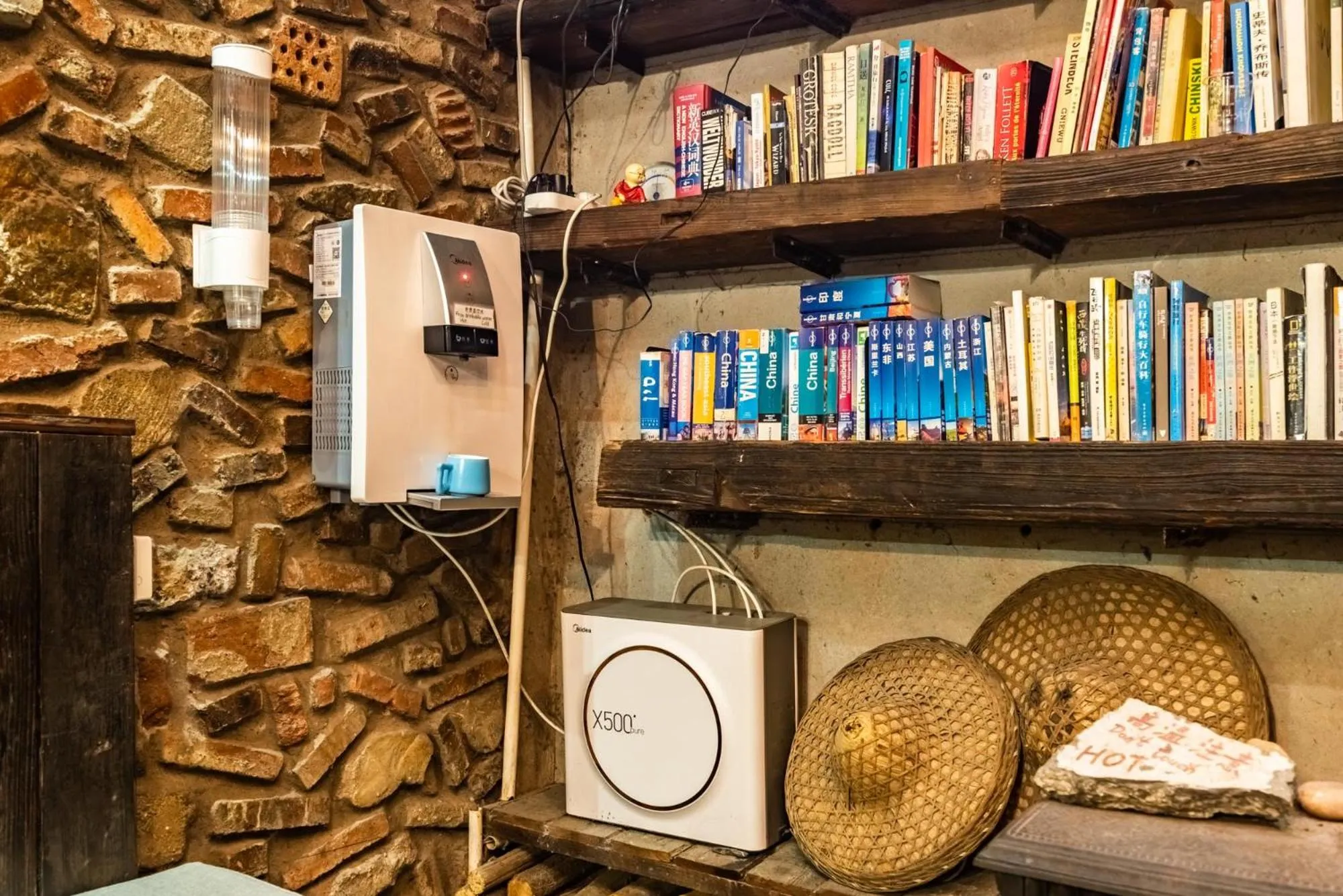 Library in Yangshuo Sudder Street Guesthouse