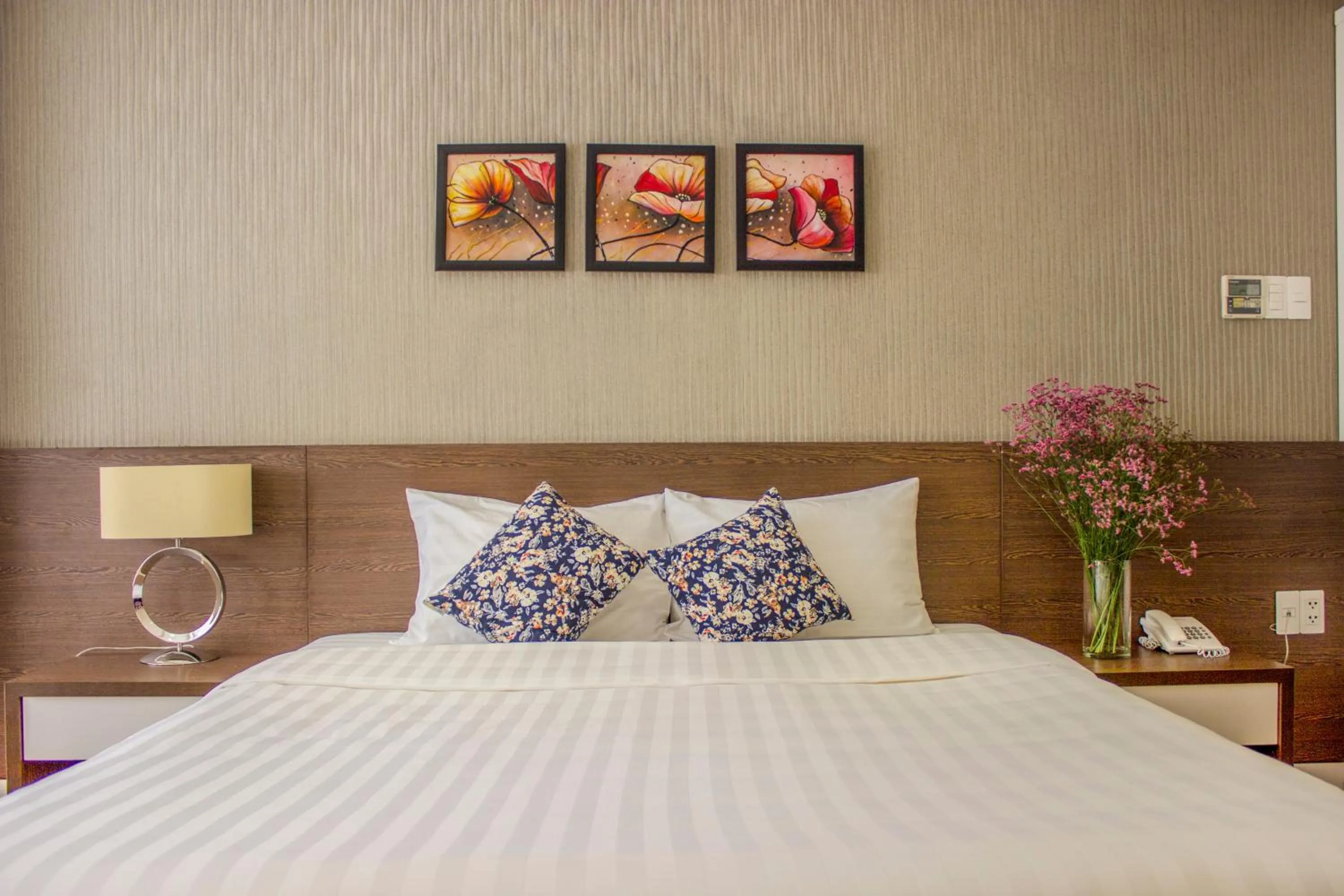 Bed in Sunny Serviced Apartment