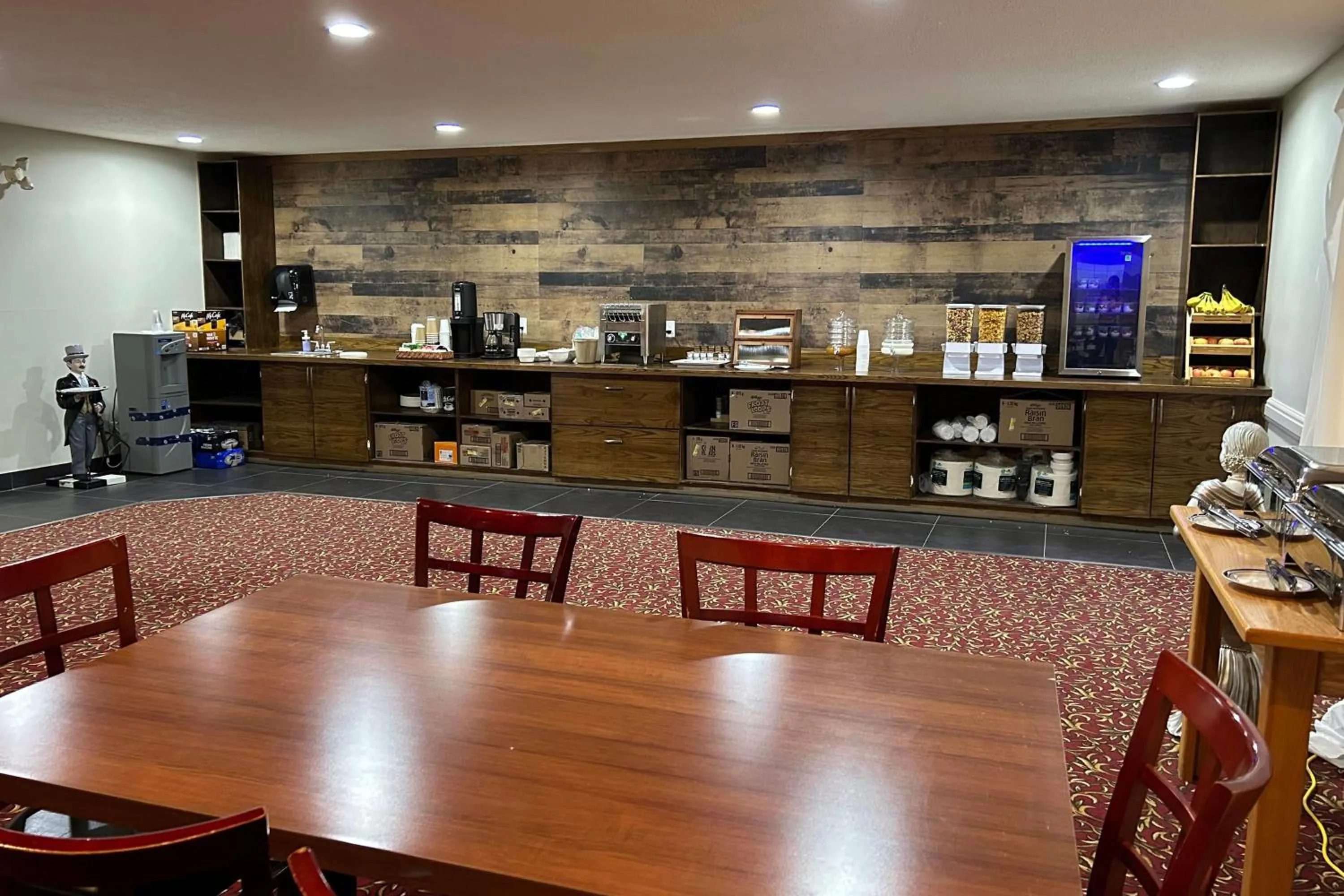 Breakfast in Travelodge by Wyndham Valleyview AB