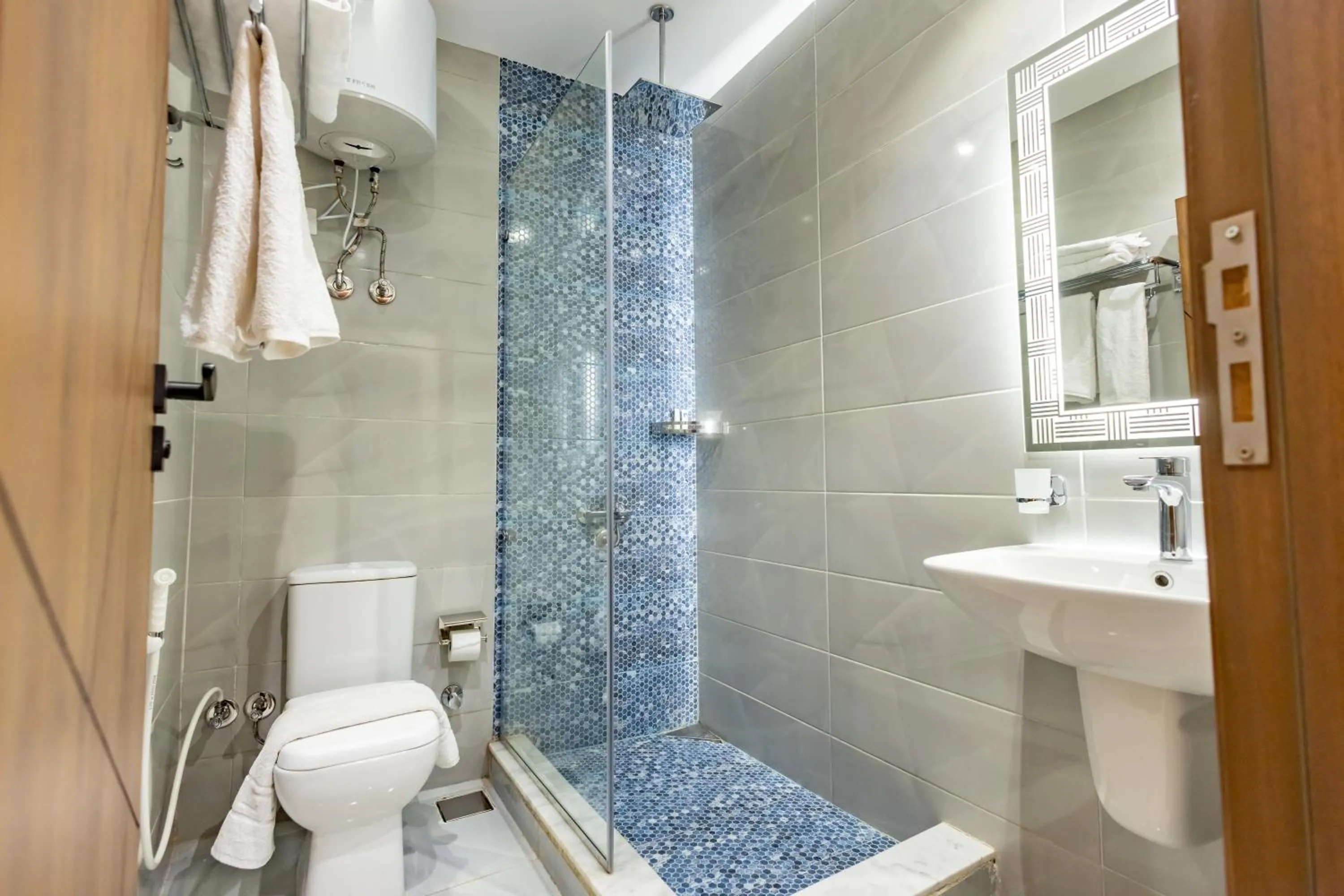 Shower in The Palace Pyramids View Hotel