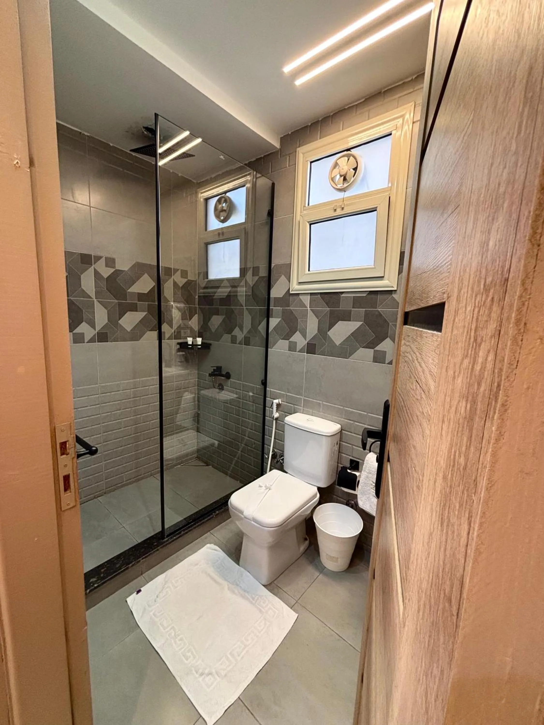 Shower in The Palace Pyramids View Hotel