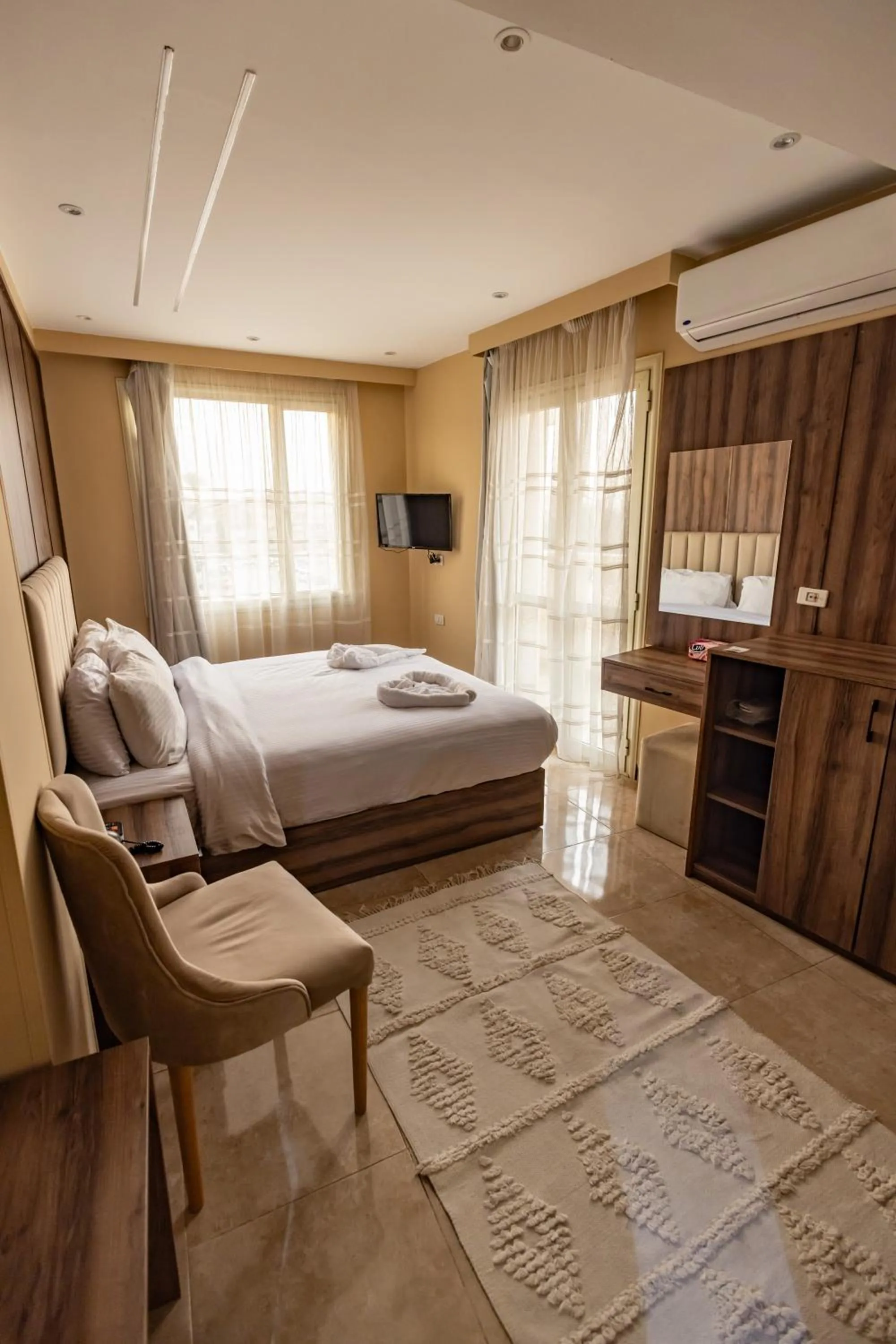 Photo of the whole room, Bed in The Palace Pyramids View Hotel