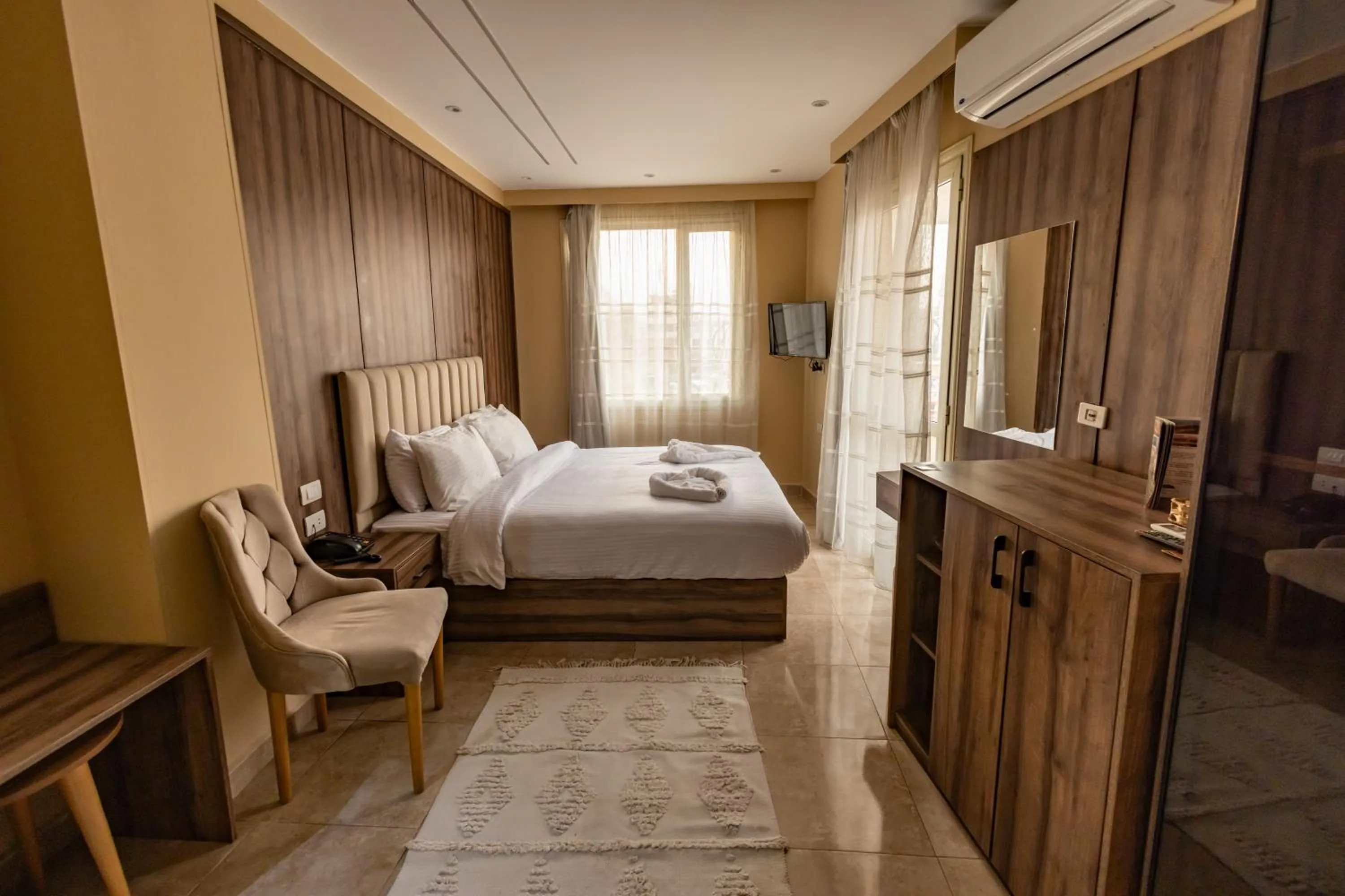 Photo of the whole room, Bed in The Palace Pyramids View Hotel