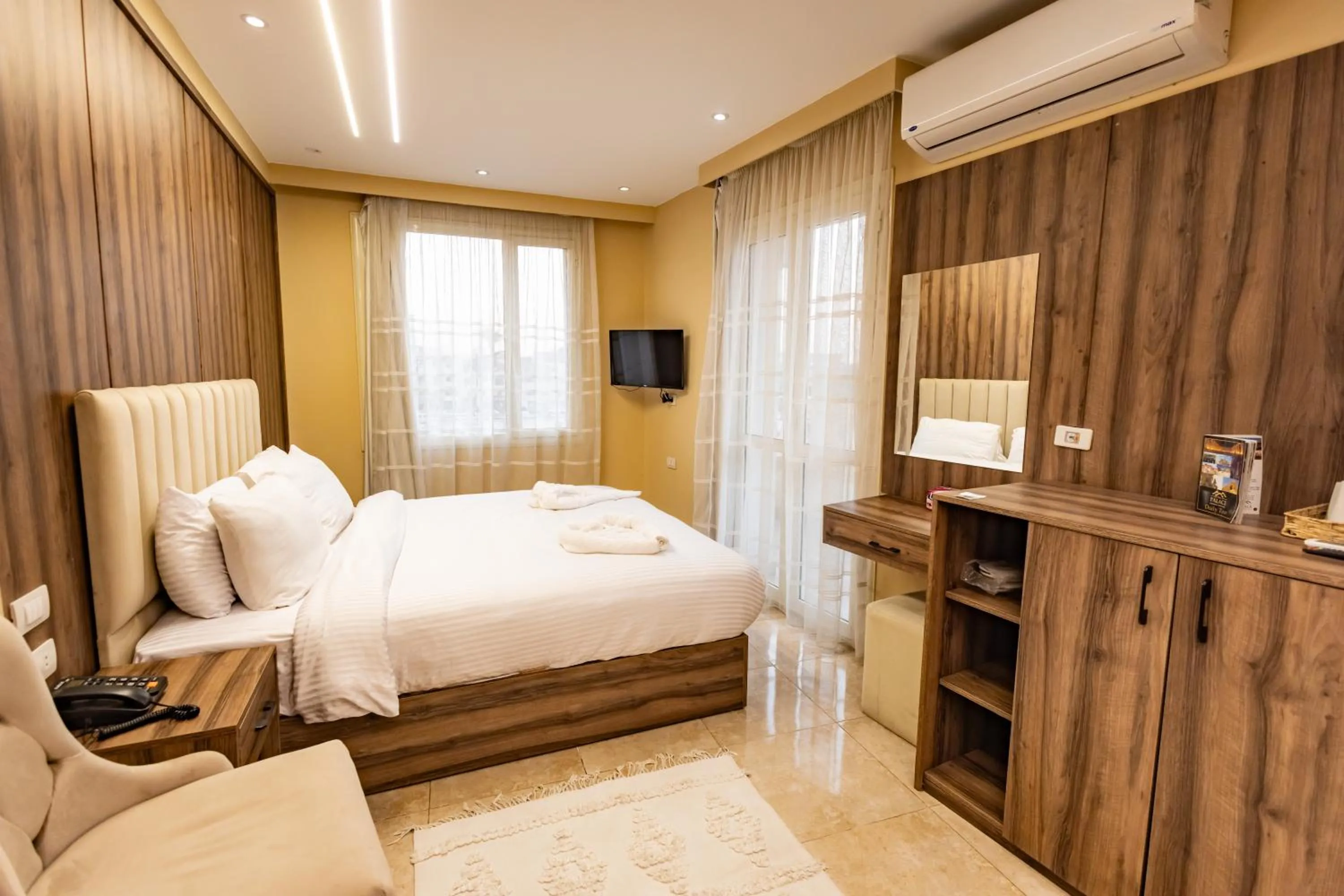 Photo of the whole room, Bed in The Palace Pyramids View Hotel