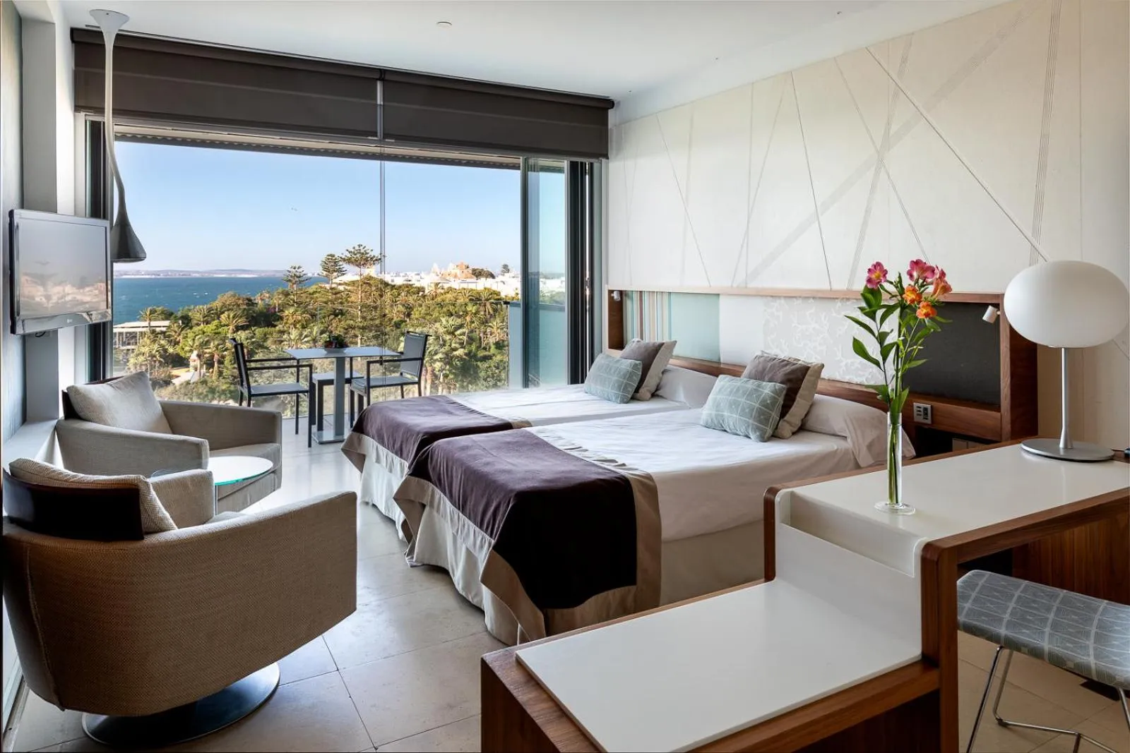 Photo of the whole room, Bed in Parador de Cádiz