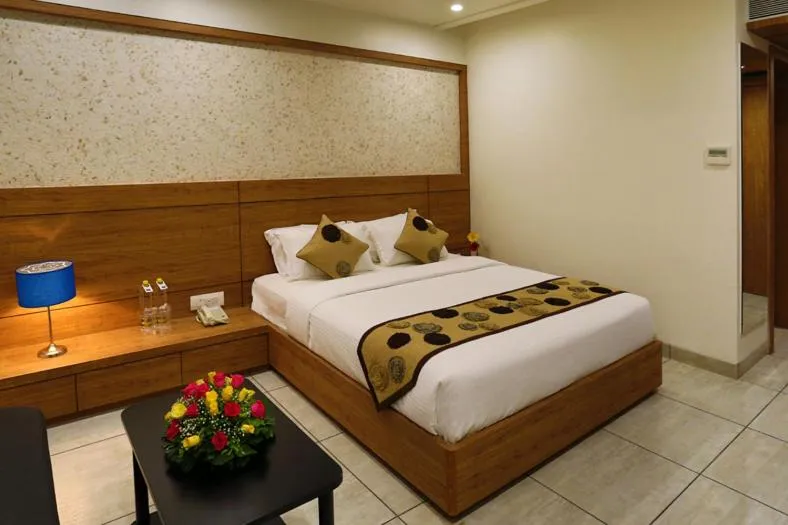 Bedroom, Bed in Grand Kailash Hotel