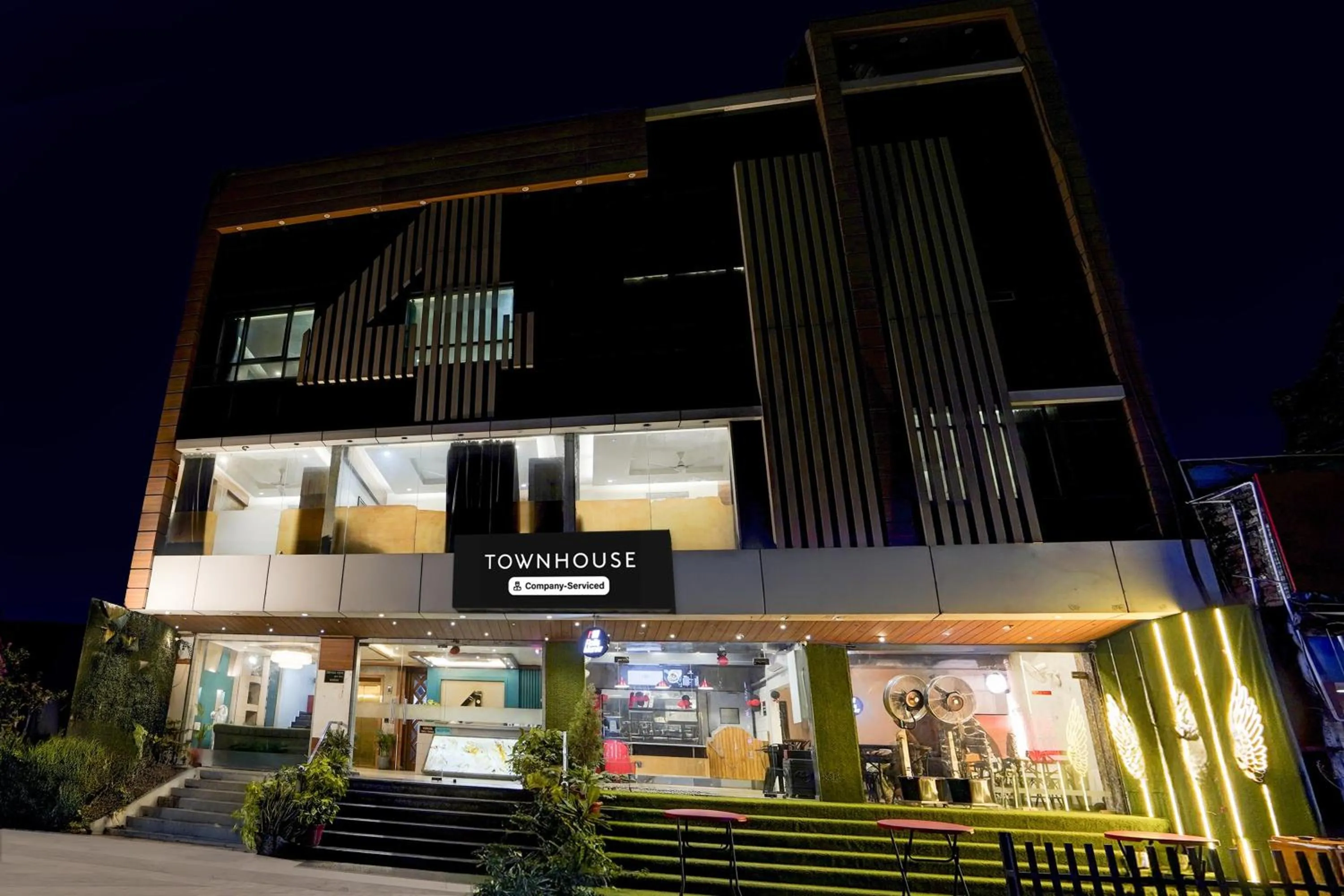 Facade/entrance in Townhouse Prayagraj Central Bus Terminal Formerly Hotel Four View