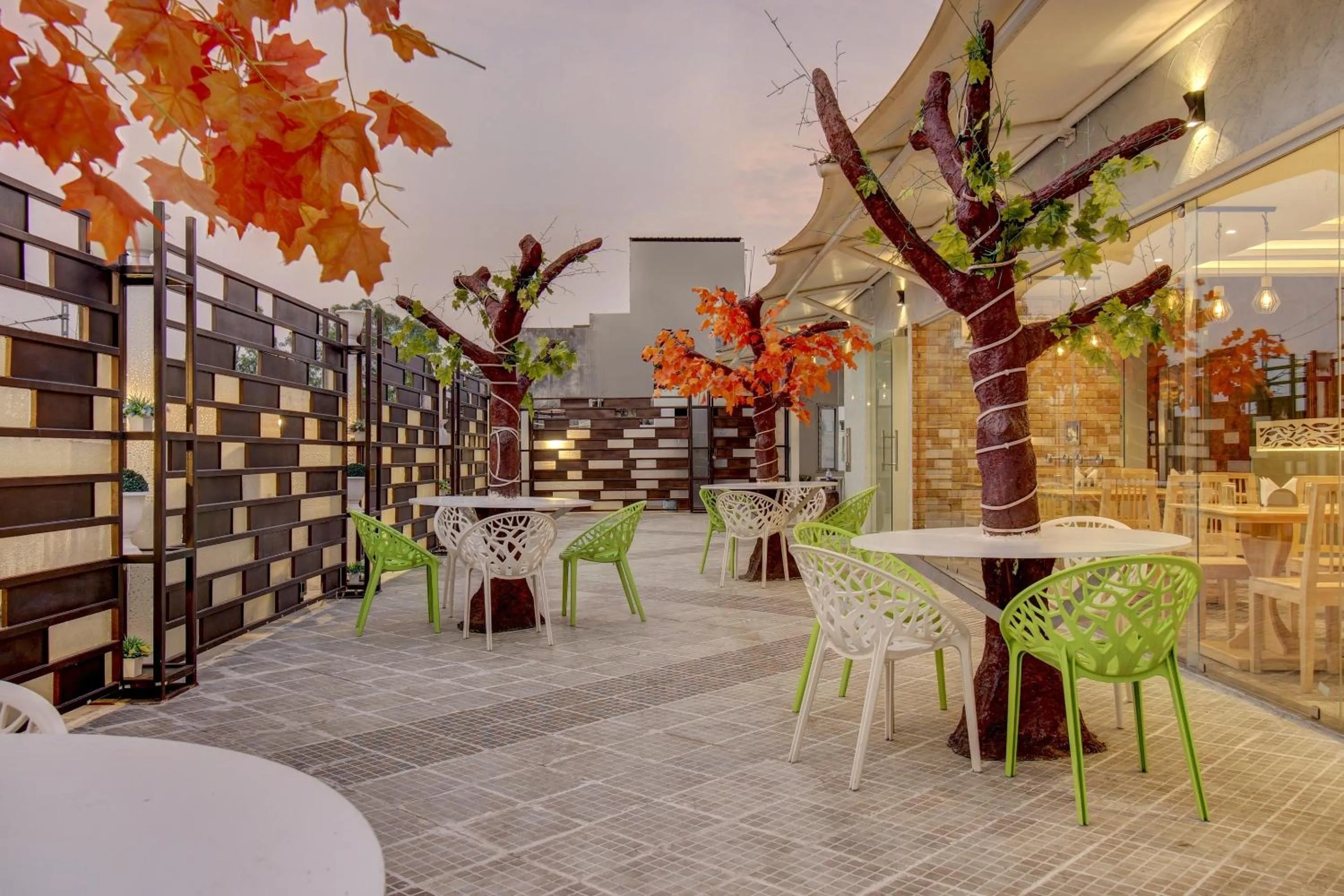 Restaurant/places to eat in Super Townhouse Geetraj Near Shalimar Gateway