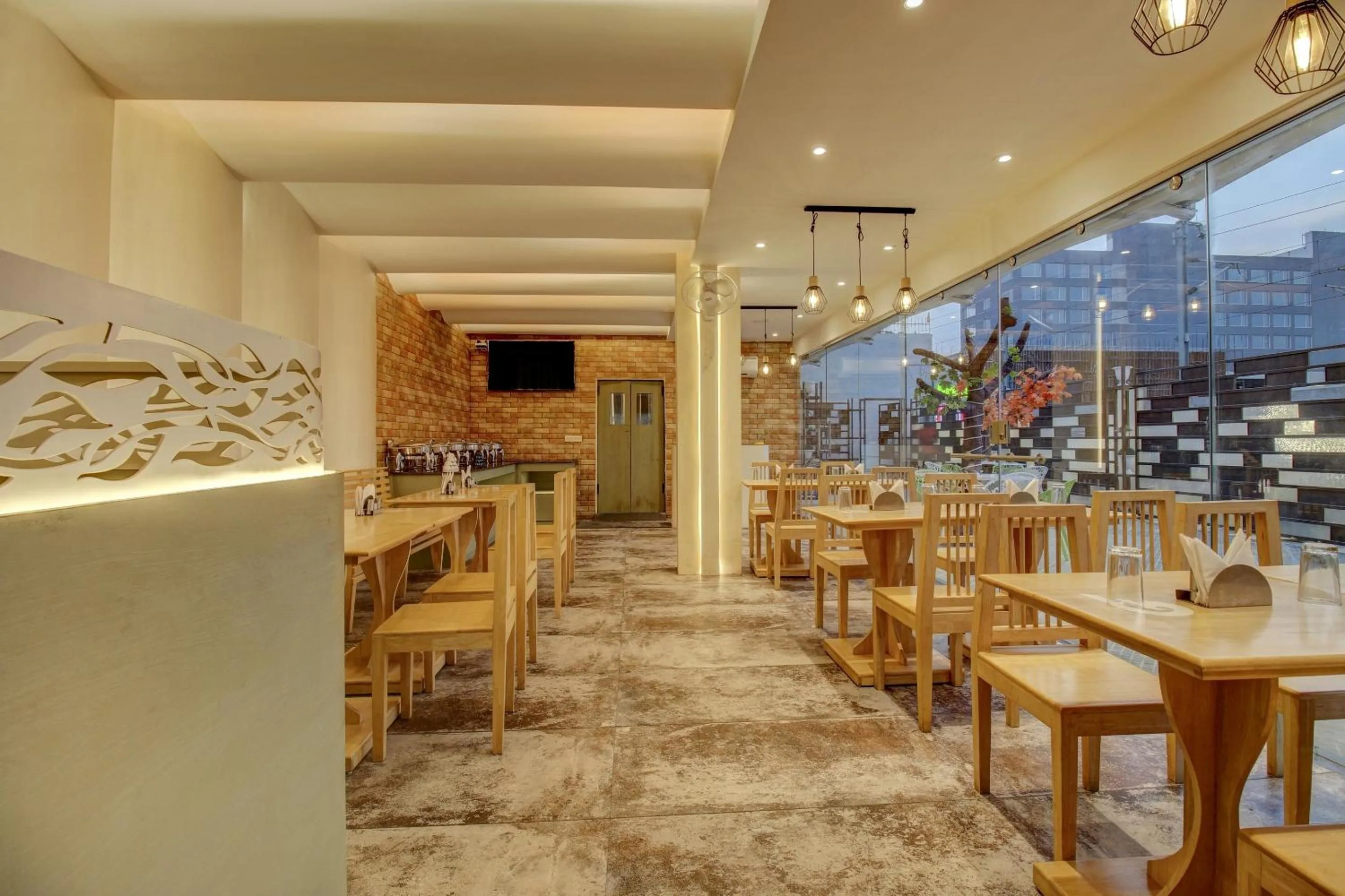 Restaurant/places to eat in Super Townhouse Geetraj Near Shalimar Gateway