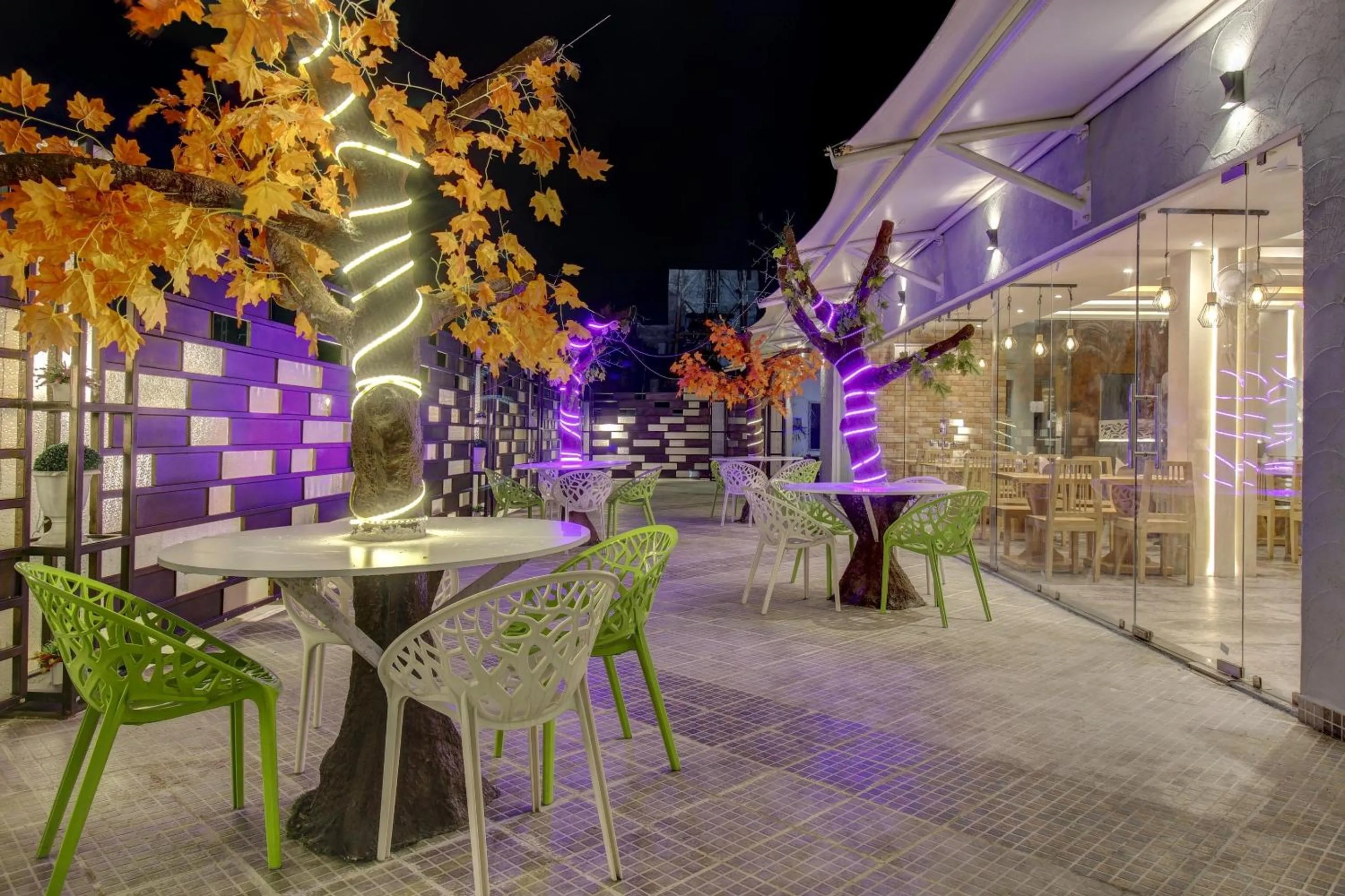 Restaurant/places to eat in Super Townhouse Geetraj Near Shalimar Gateway