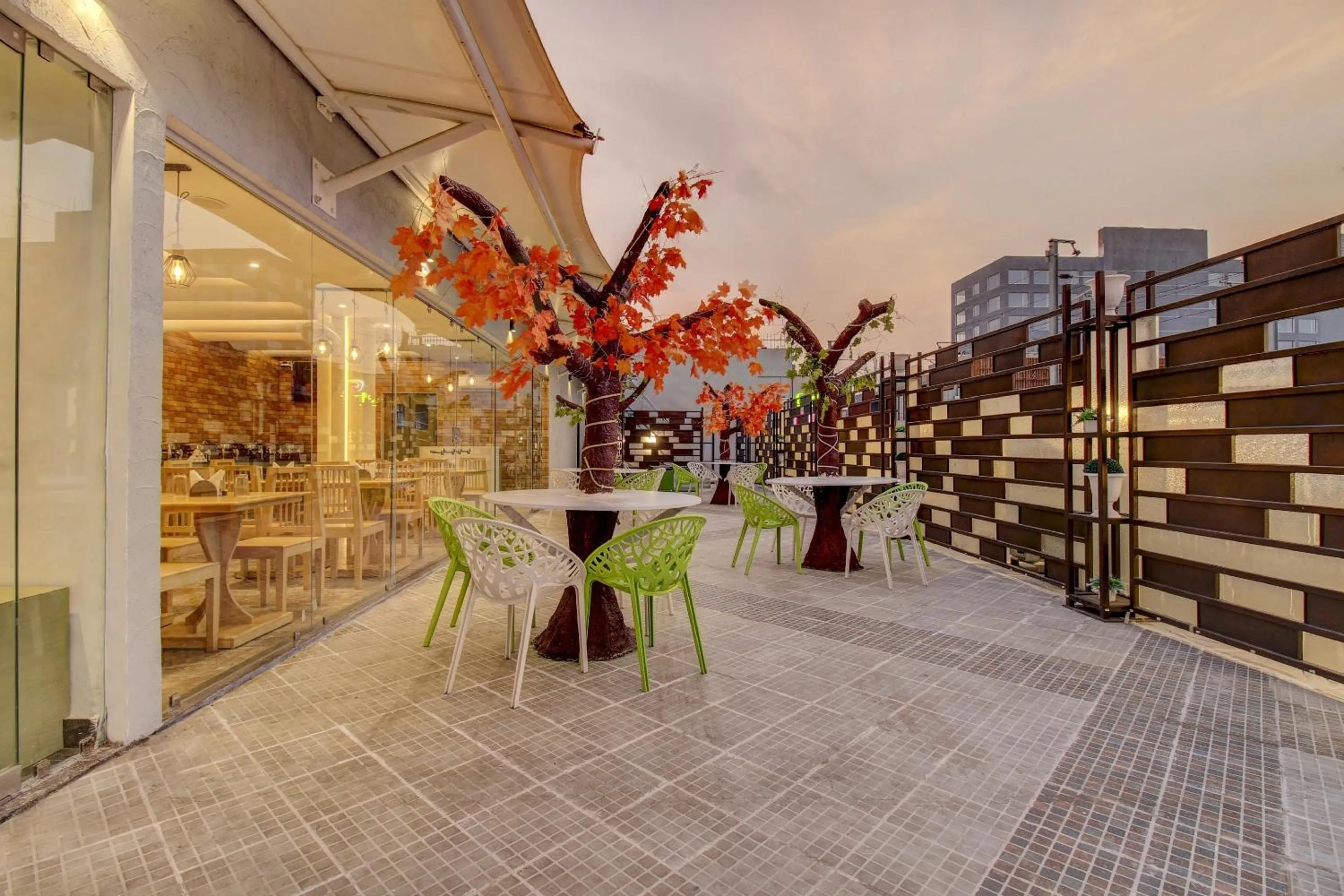 Restaurant/places to eat in Super Townhouse Geetraj Near Shalimar Gateway